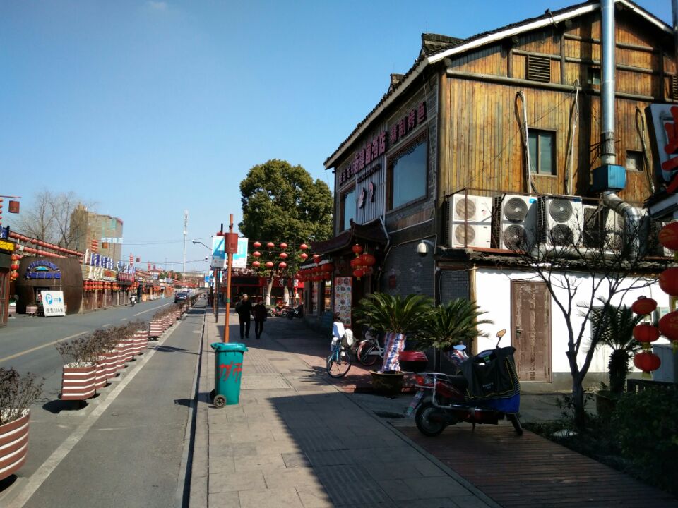 信义坊步行街在卖鱼桥边上,全长500米,借鉴古代江南沿河街市的模式,为