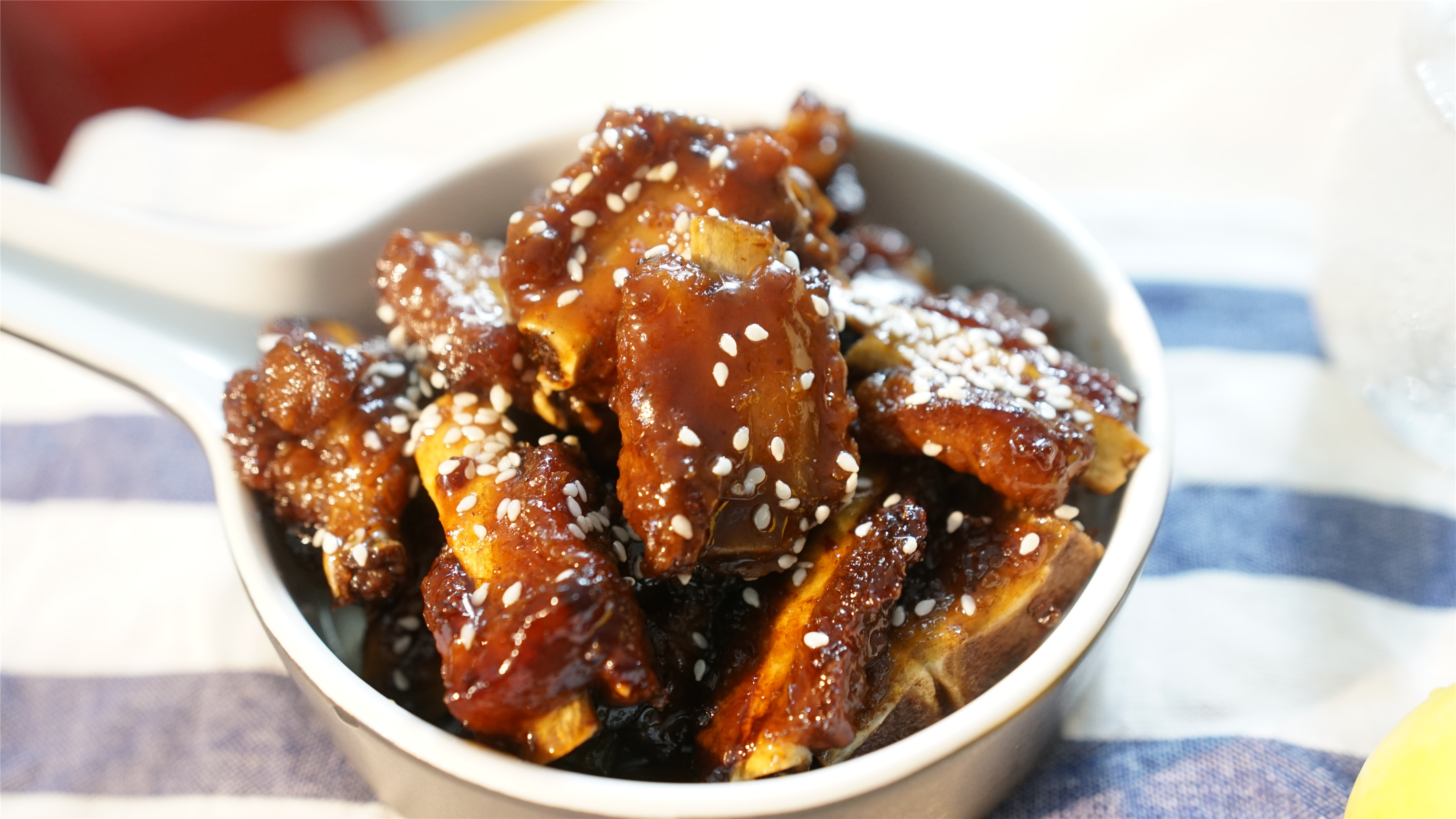 非油炸版的糖醋排骨,肉嫩多汁,香得流油,看着都流口水