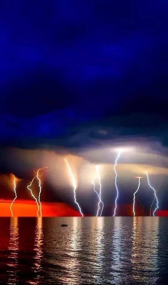 电闪,雷鸣,彩虹共现龙卷风和彩虹共同出现.