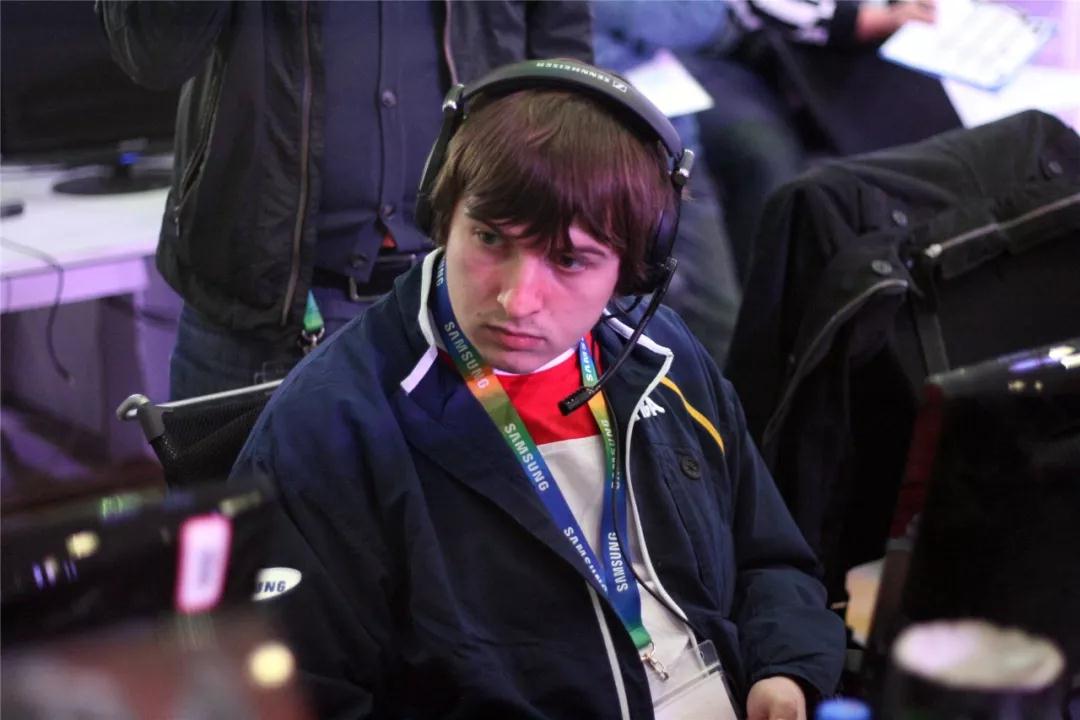 年轻时候的dosia眉清目秀,魅力四射.只能说,岁月是把杀猪刀.