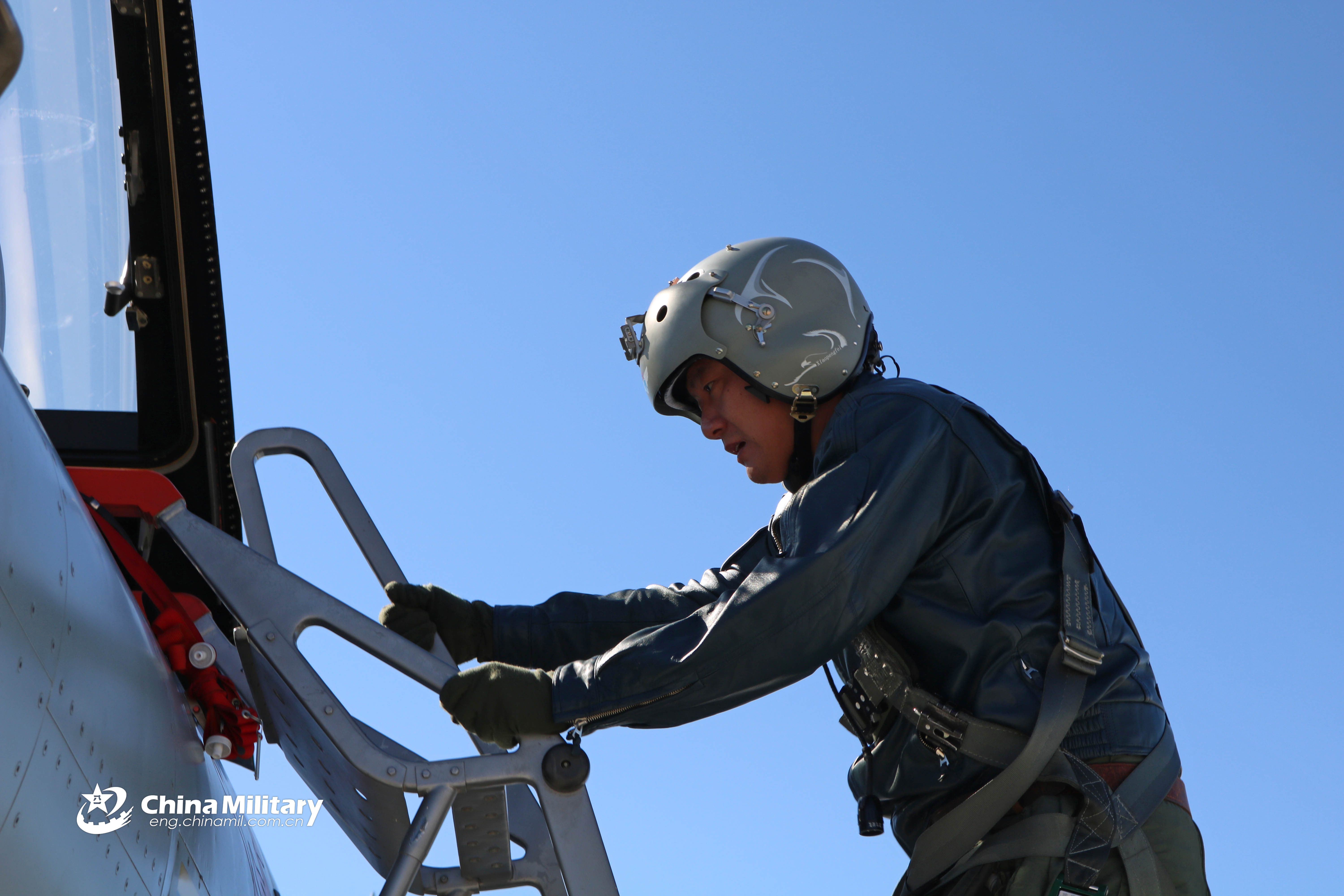 南部战区空军航空某旅歼-10战机射火箭弹