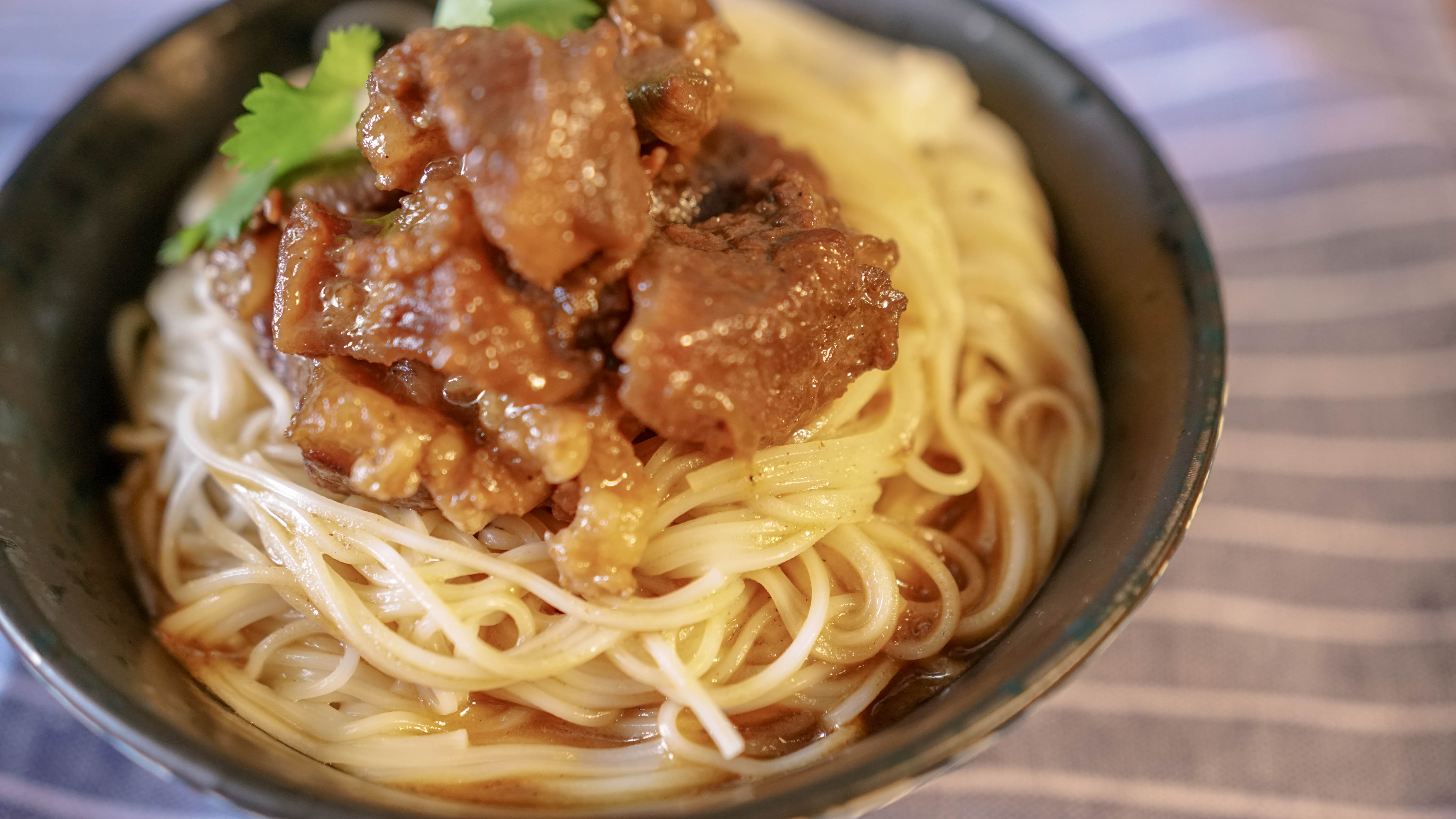 气温一下变冷这时候来上一碗热腾腾的牛肉面汤头浓郁芳香四溢再舒坦