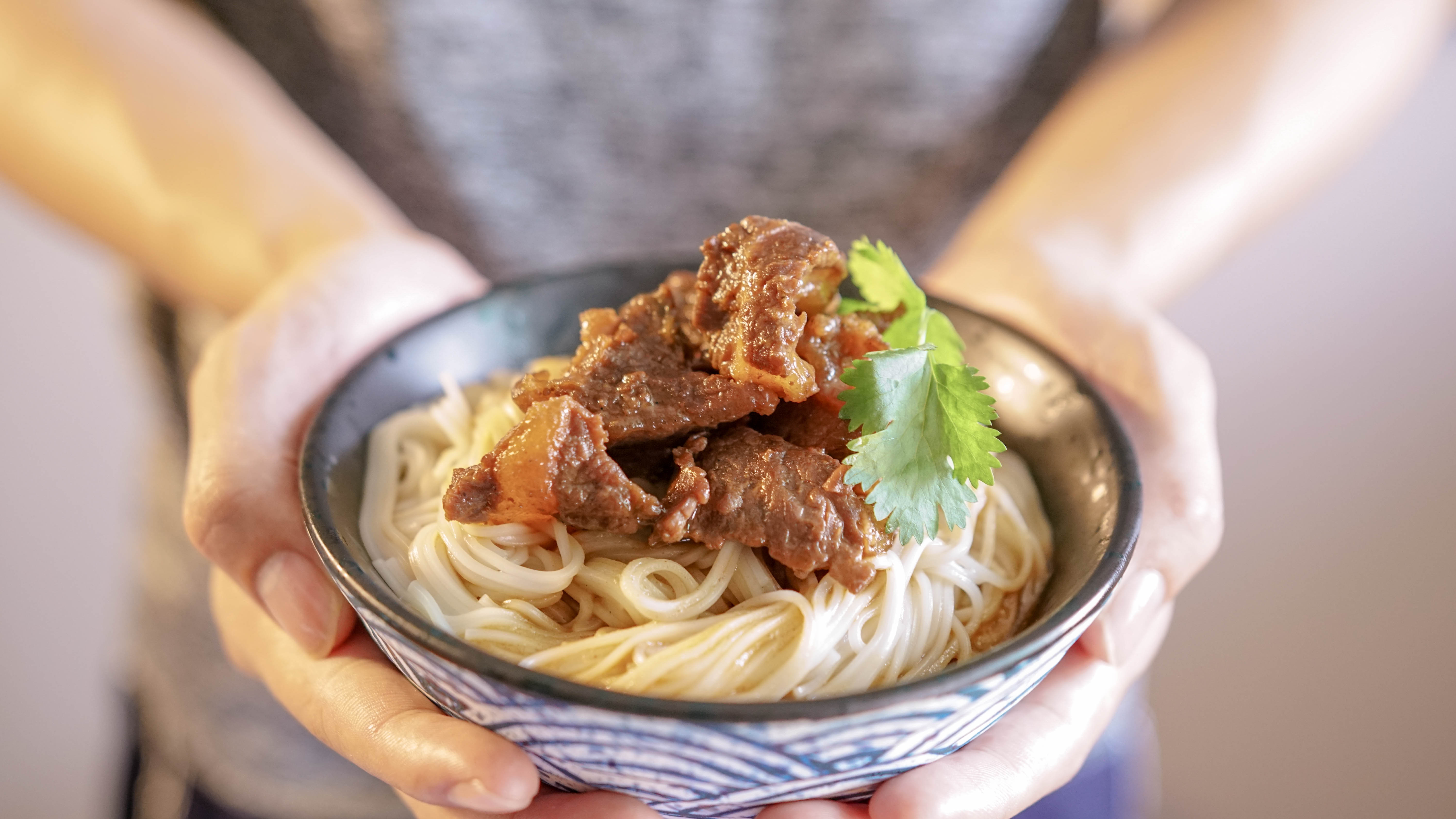 气温一下变冷这时候来上一碗热腾腾的牛肉面汤头浓郁芳香四溢再舒坦