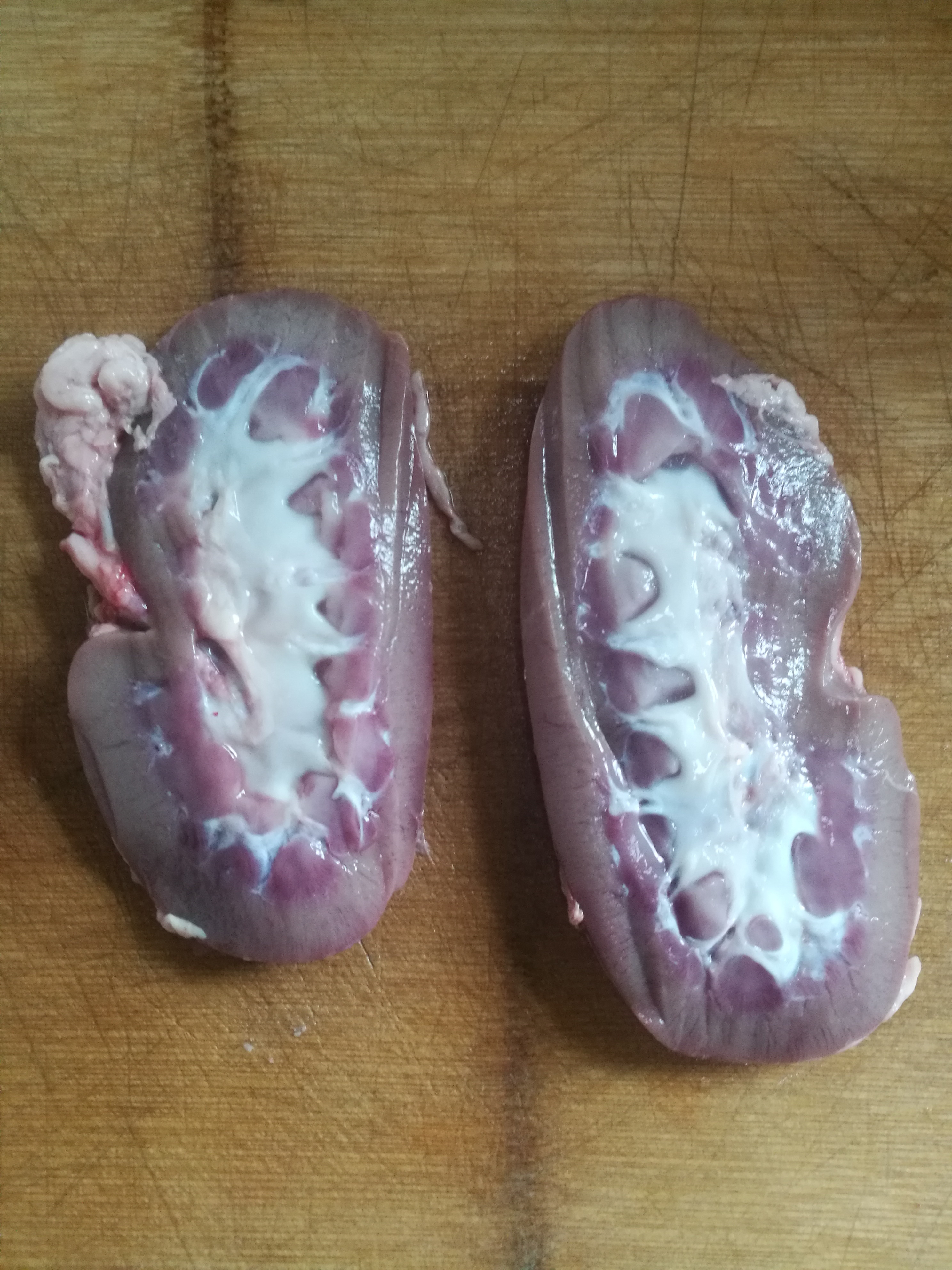 从中间刨开,然后撕去品如的衣服,片去腰臊.