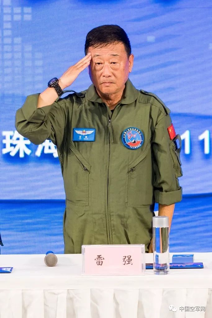 在发布会现场,据空军新闻发言人申进科介绍,雷强现在的头衔是中国航空