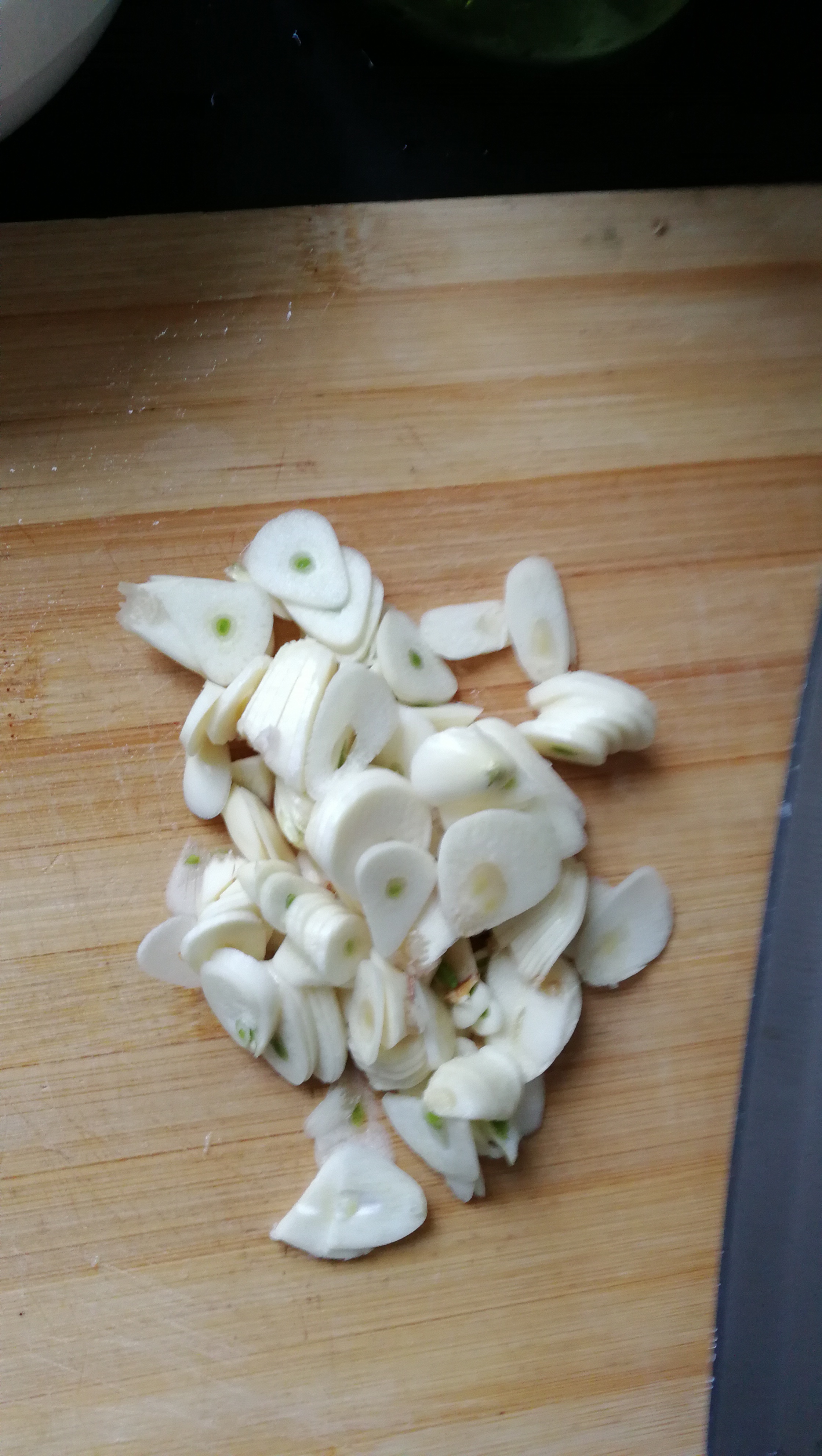 在晾朝天椒的这个空档可以把大蒜剥开洗净,切成薄片