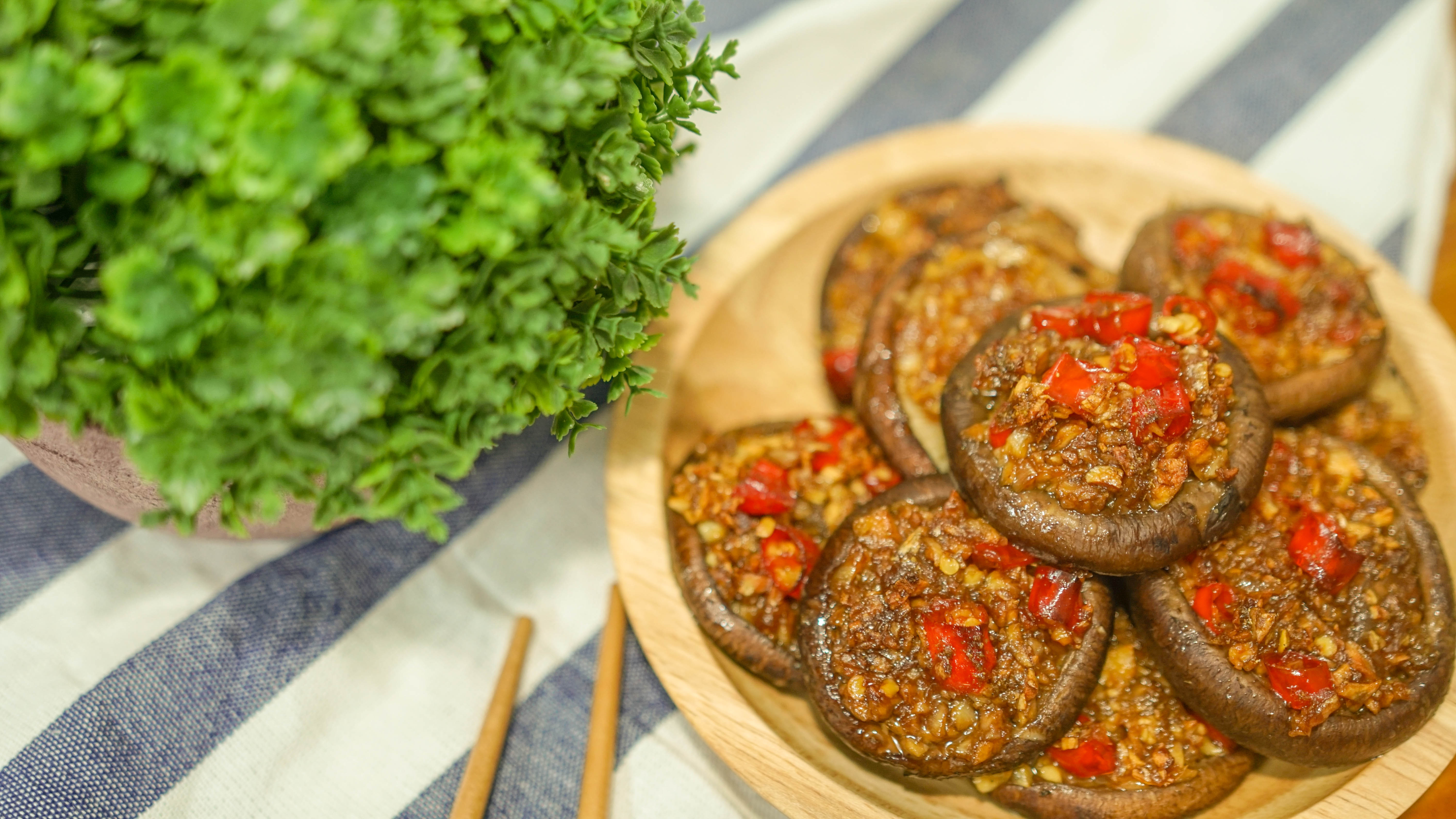 一口一个的蒜蓉烤香菇, 一点都不输街边烧烤店, 让人怎么停的下口