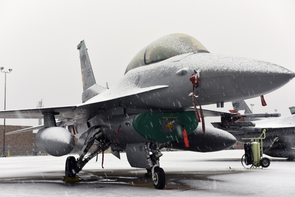 組圖:冰天雪地之下的美國f-16戰鬥機