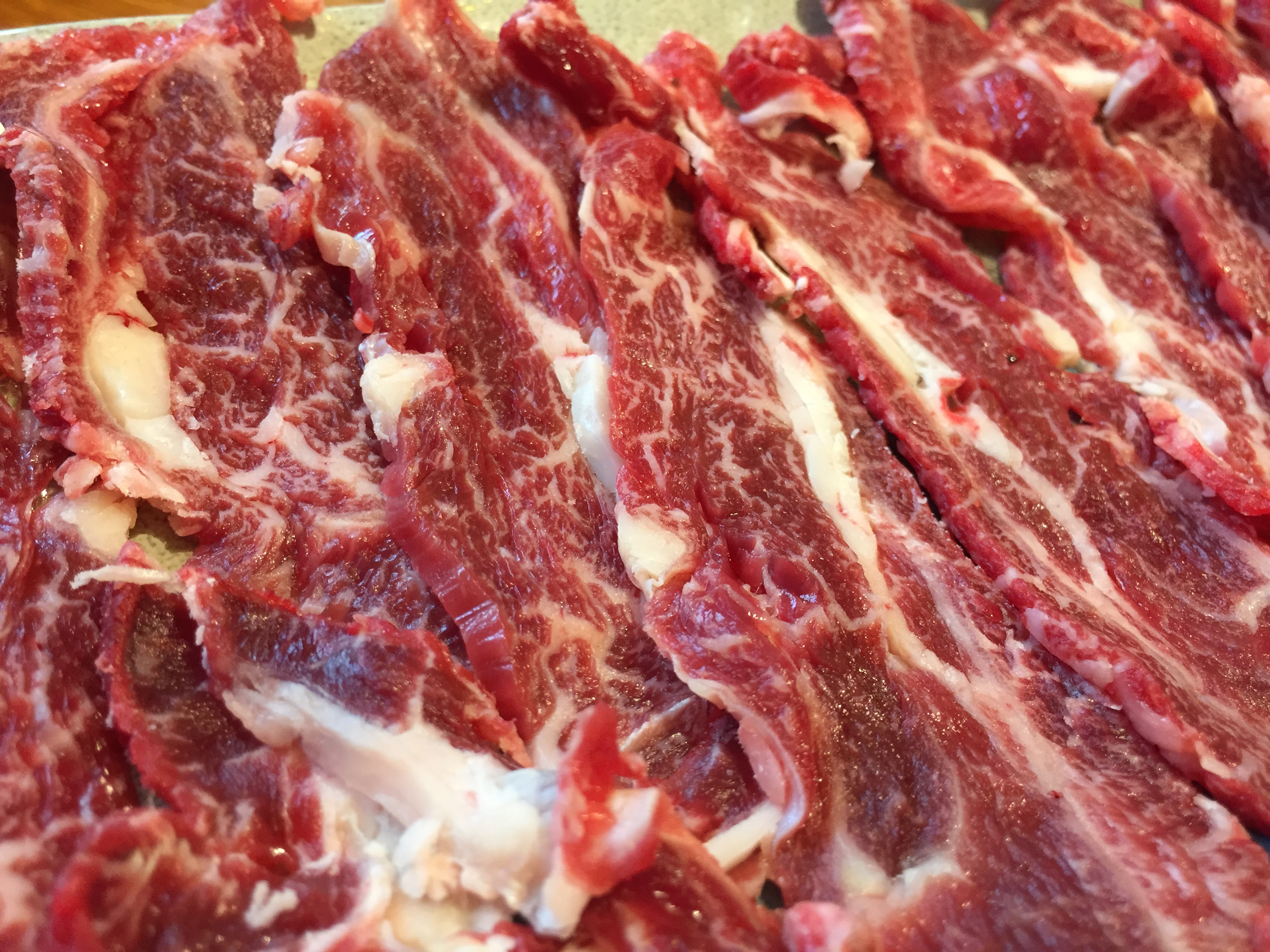 吊龙特写嫩肉特写盘子上面会有个小标签,说是哪种肉,然后还有下锅涮的