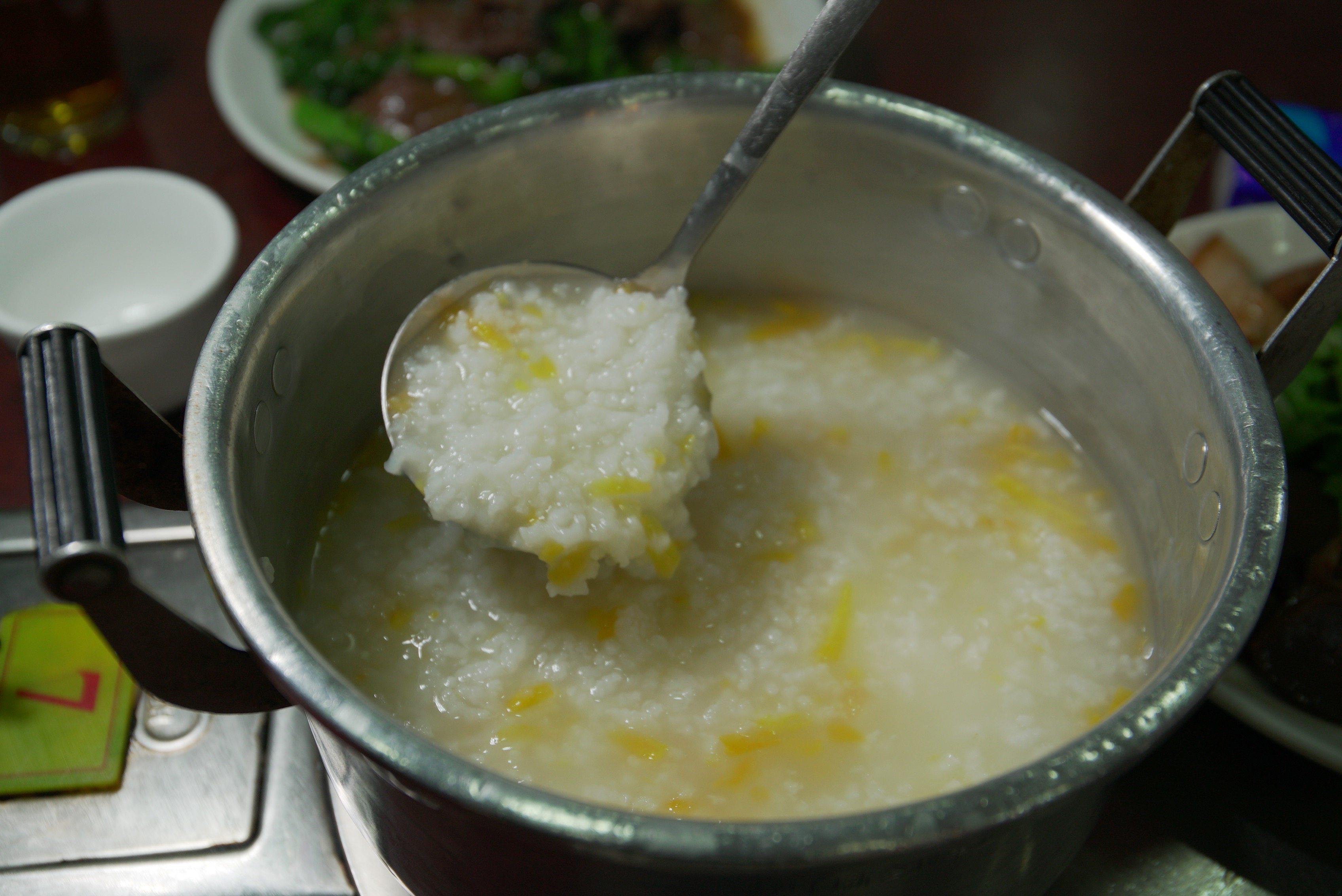 两块钱一个人粥饭任吃!这家店真的不怕被人吃垮?