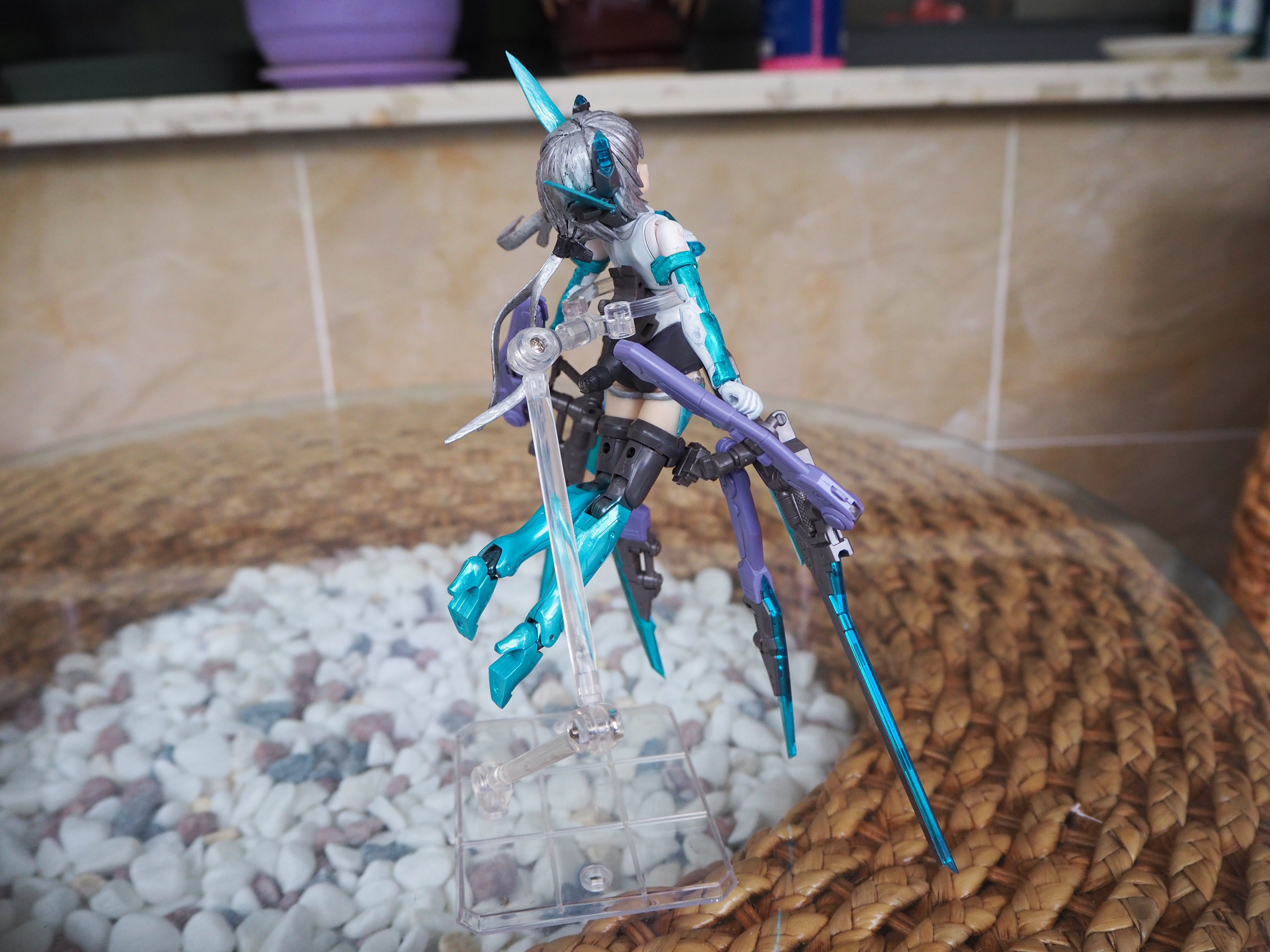 的大支架本来想一股脑把大炮啥的全塞进去,但是转头一想,那还是歼10吗