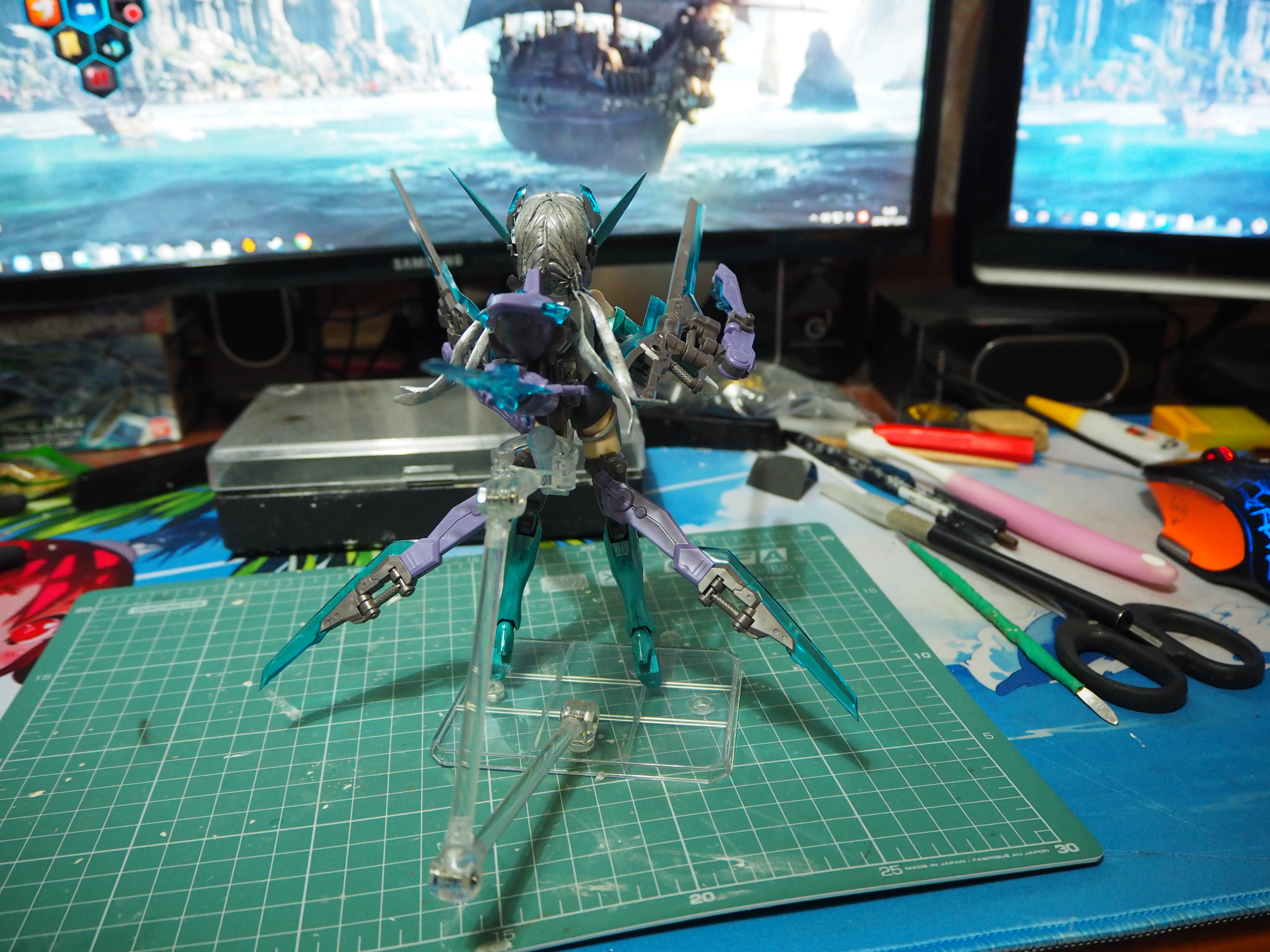 本来想一股脑把大炮啥的全塞进去,但是转头一想,那还是歼10吗?