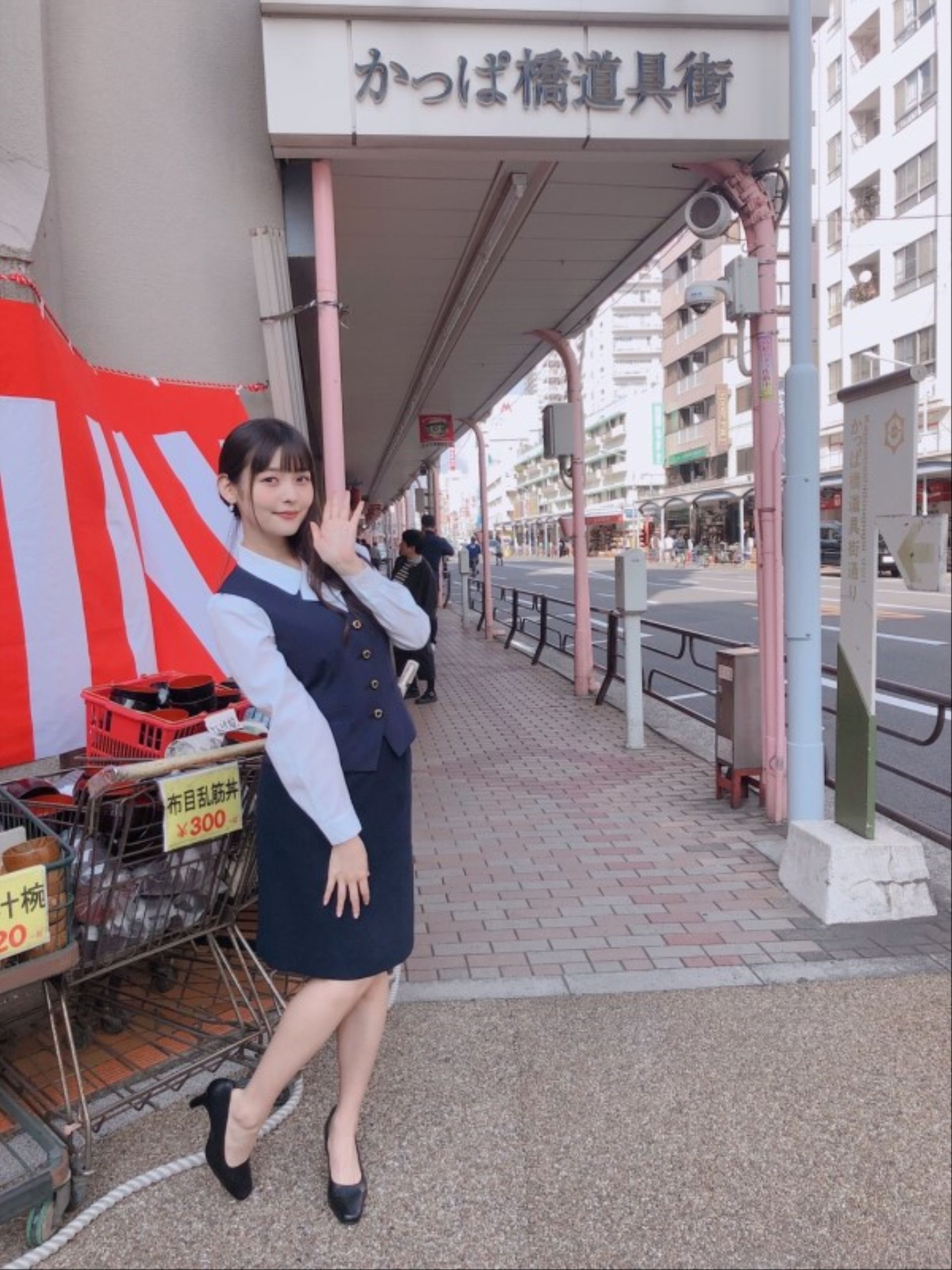 美女声优上坂堇化身商店街看板娘 制服美女别具成熟美感