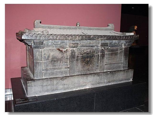 女童,夭折的时候不过只有9岁,当考古童鞋打开那座如同小小宫殿的石棺