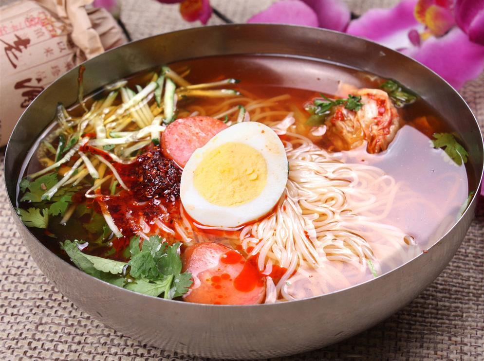 冷面是一道朝鲜族风味的特色面食,冷面主料为荞麦和淀粉,制作时将两种