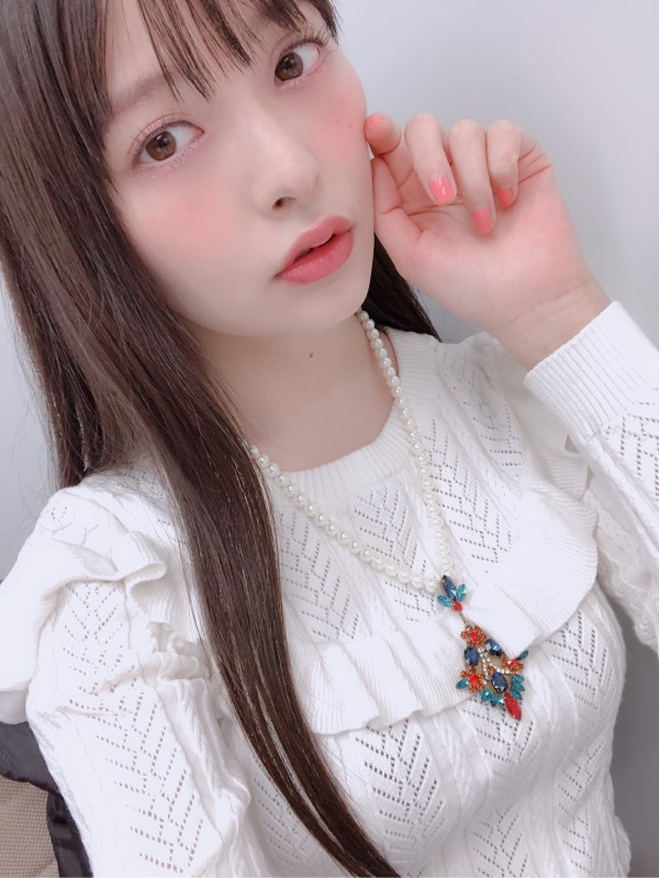 美女声优上坂堇:拜访地下摇滚乐元祖 晒白袜美足