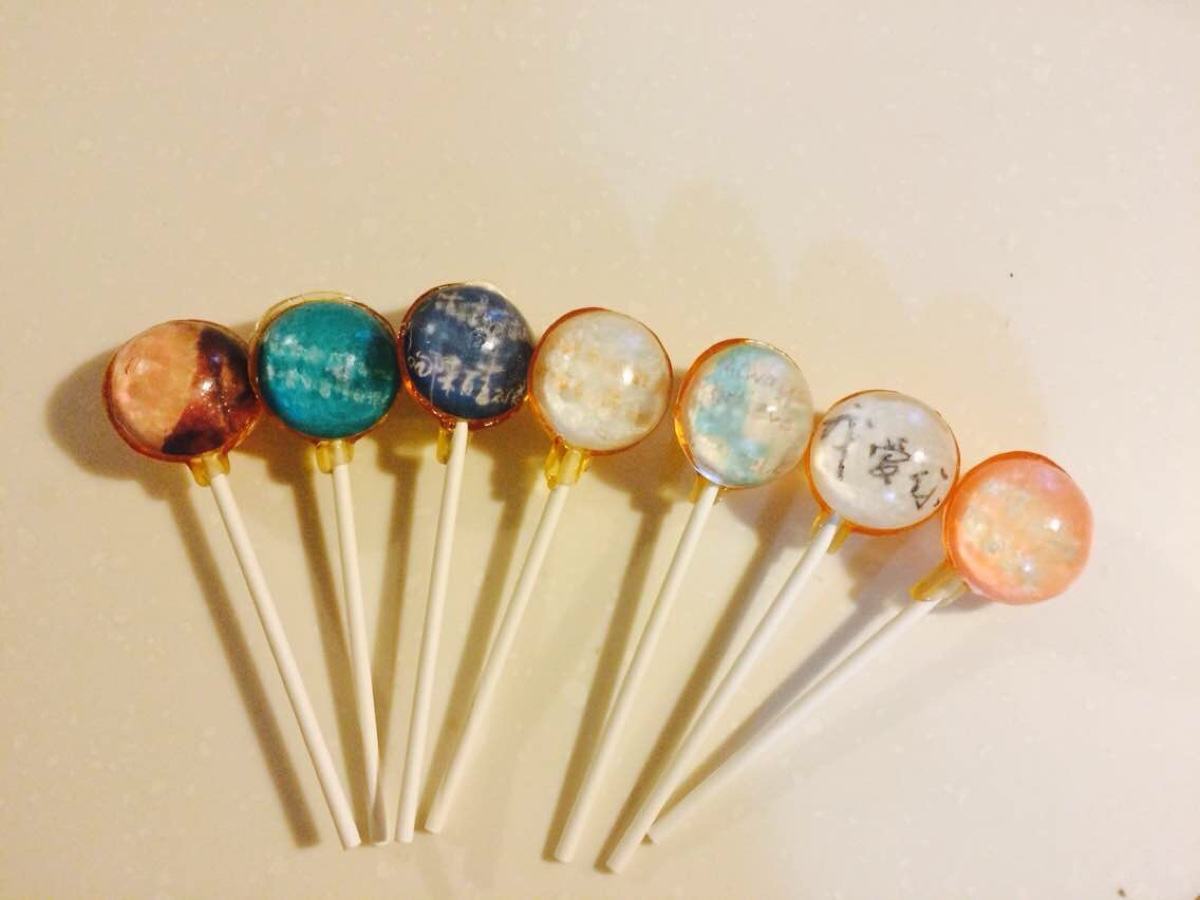 原料:珊瑚糖150g,星空图案糯米食用糖纸若干,白油适量,清水适量,黑色