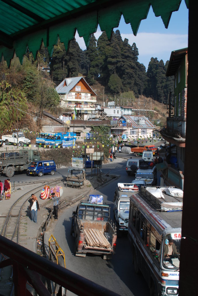 在ghoom的 大吉嶺—喜馬拉雅鐵路博物館廊橋上,看著密集的車流