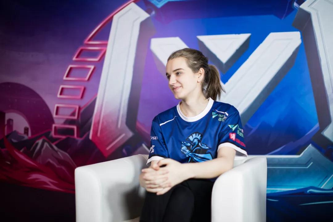 星际女神scarlett披荆斩棘愈8年重新定义女选手