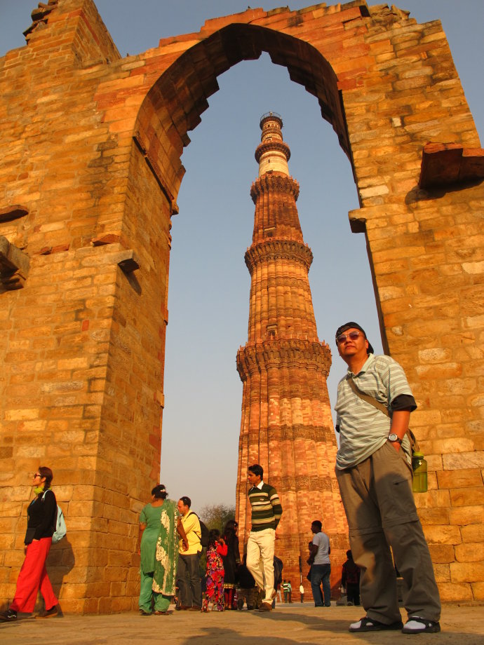 仰望塔尖高耸入云,这800多年前的建筑确实有点儿让人难以置信.