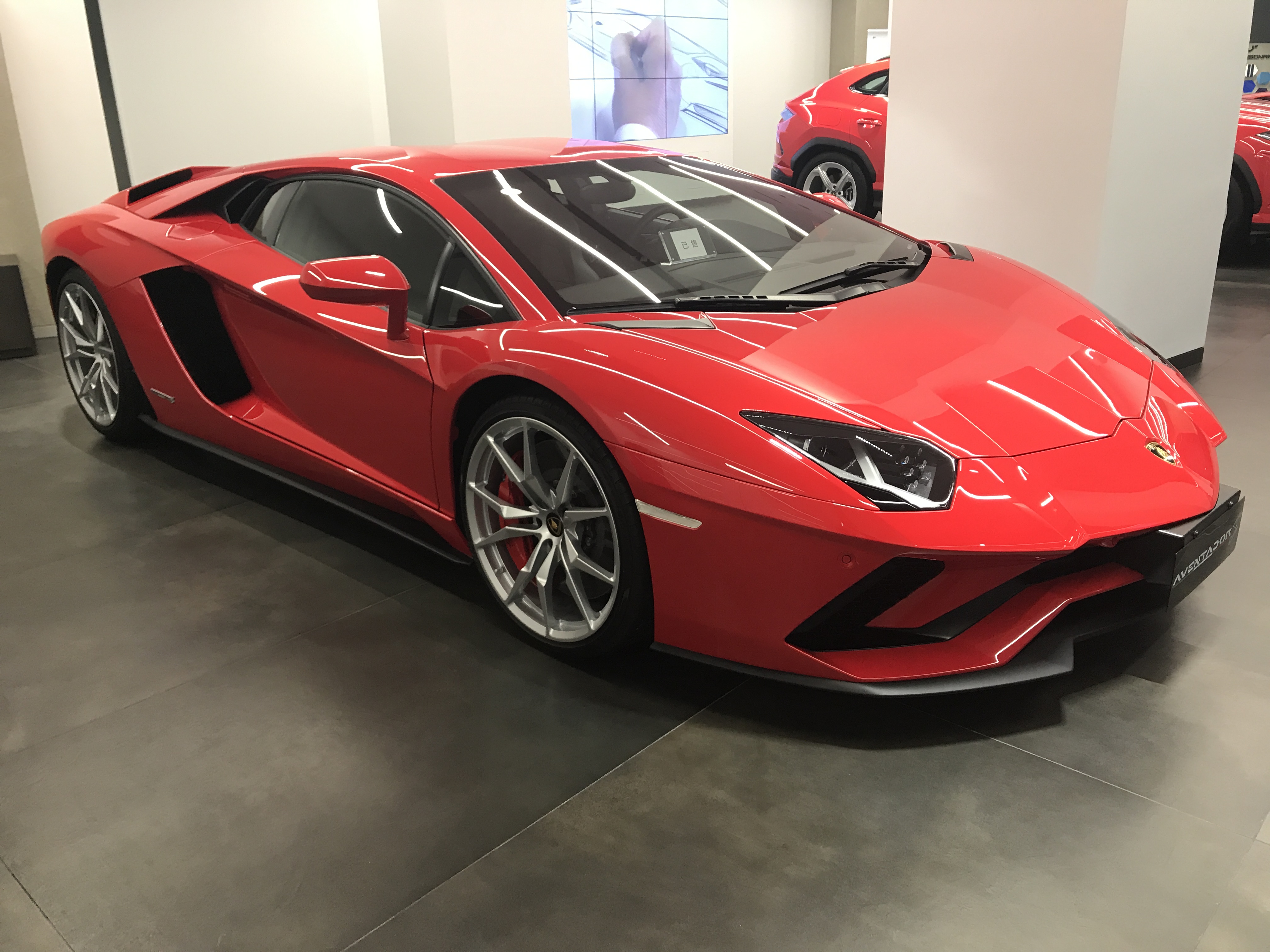 兰博德比基尼 友情提示:这台aventador svj应该是市场唯一的红色系现
