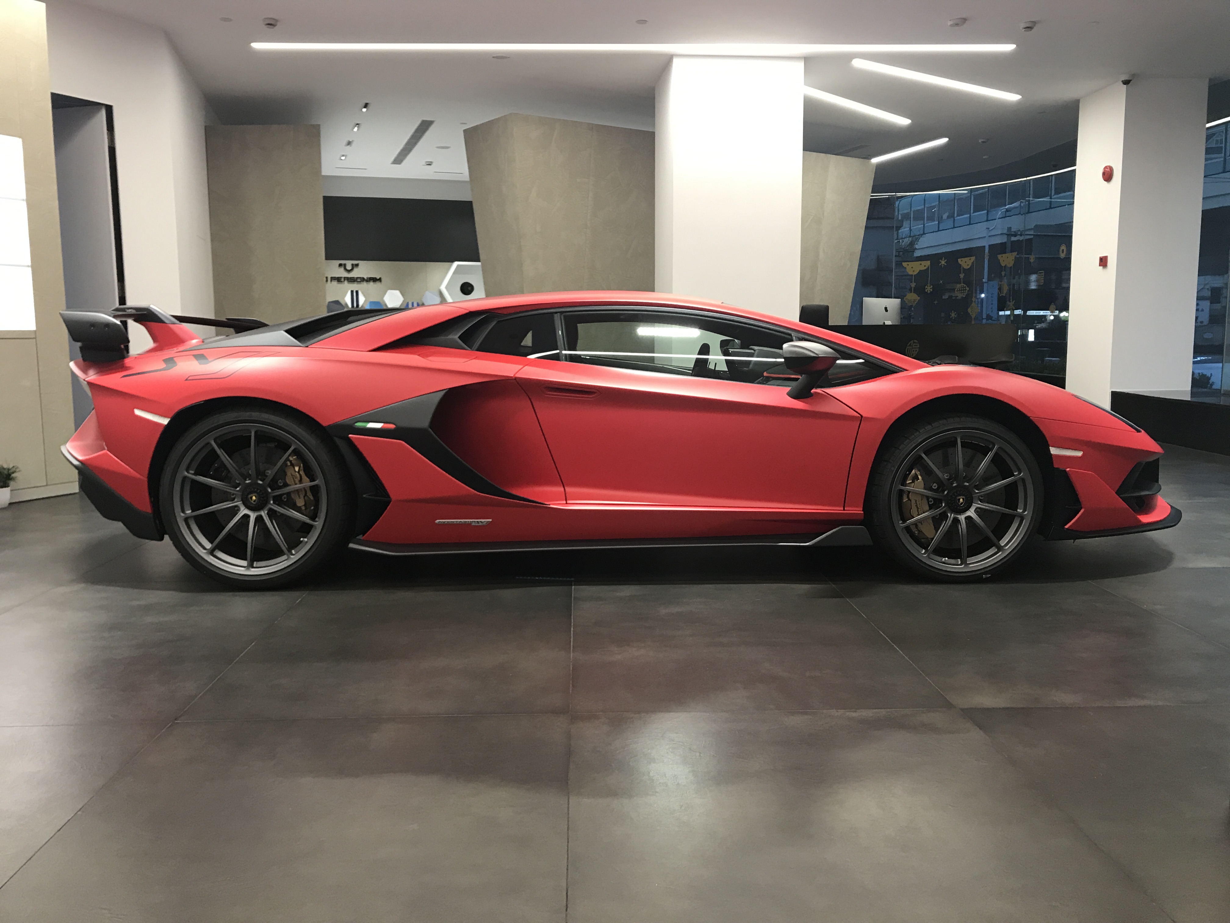 兰博德比基尼 友情提示:这台aventador svj应该是市场唯一的红色系现