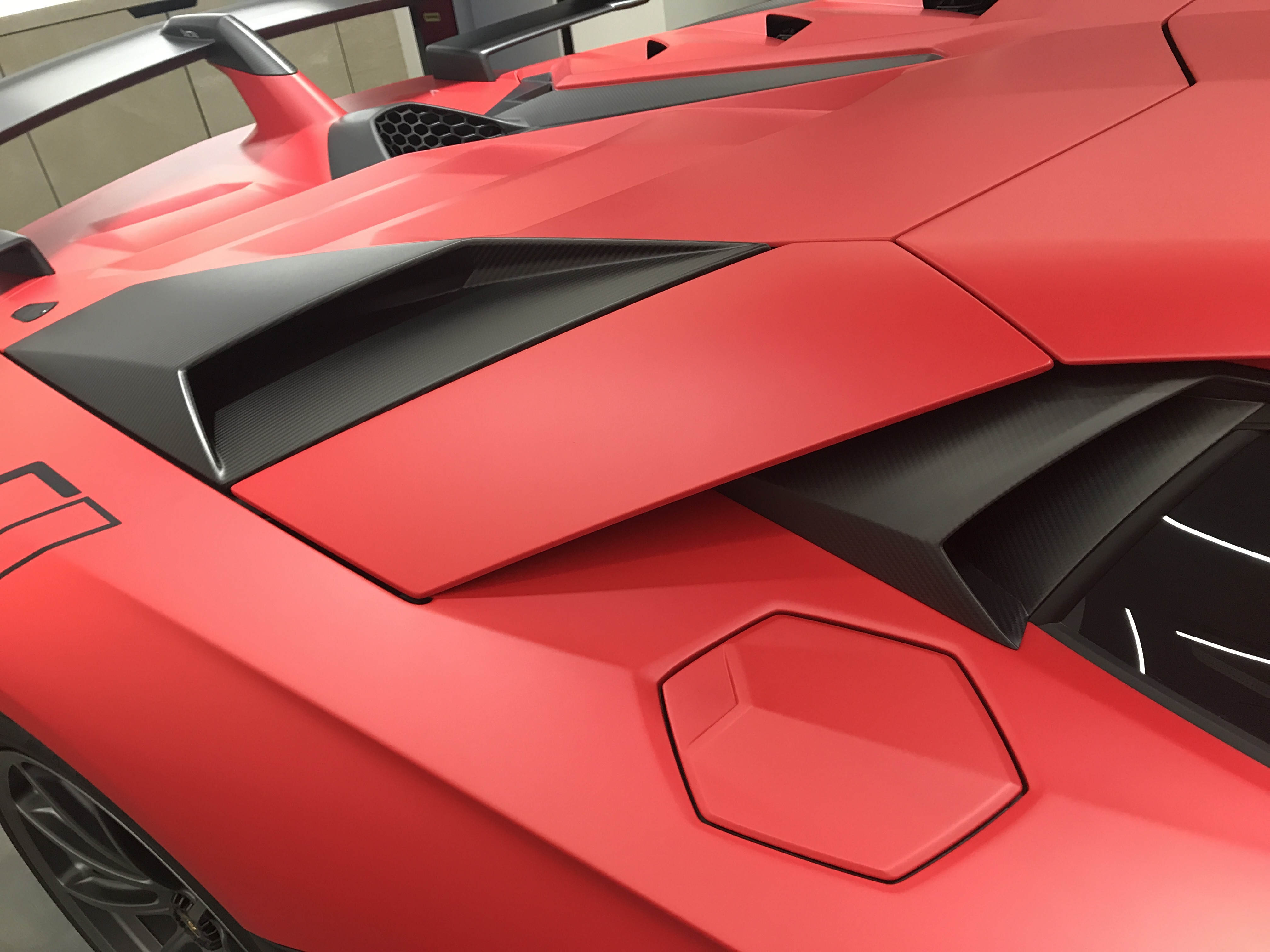 哑光红与碳纤维完美搭配的aventador svj