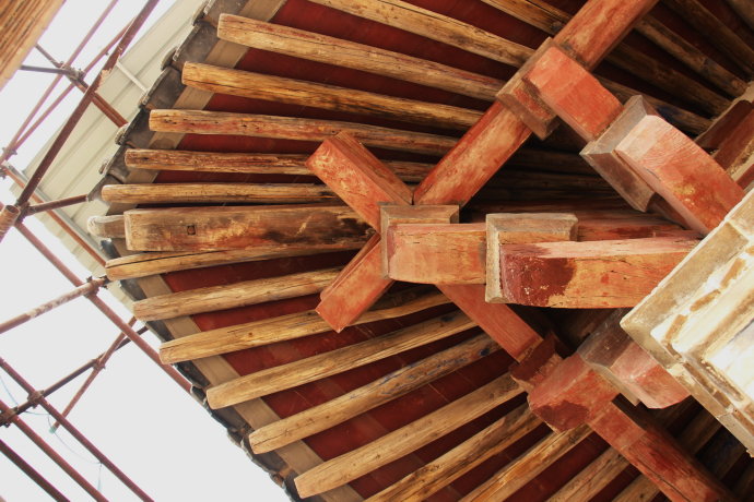 转角铺作仰视.后檐.生头木隐约可见,角梁翘起.转角铺作.西山面.