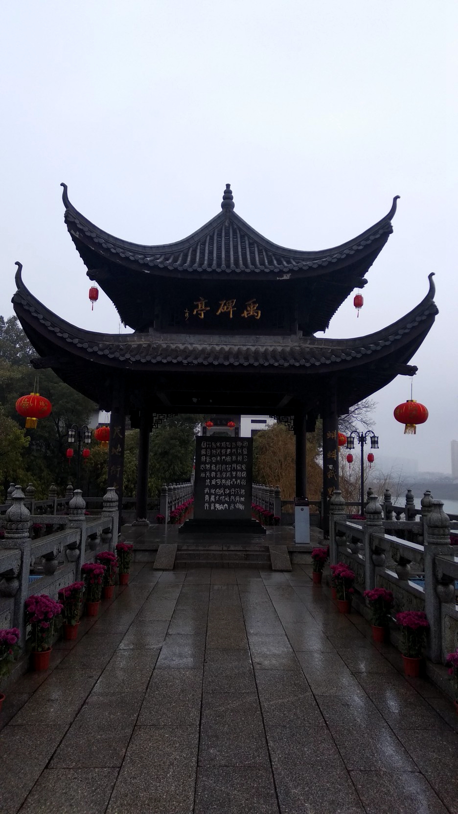 石鼓書院主要建築有武侯祠,李忠節公祠,大觀樓,七賢祠,敬業堂,合酵い