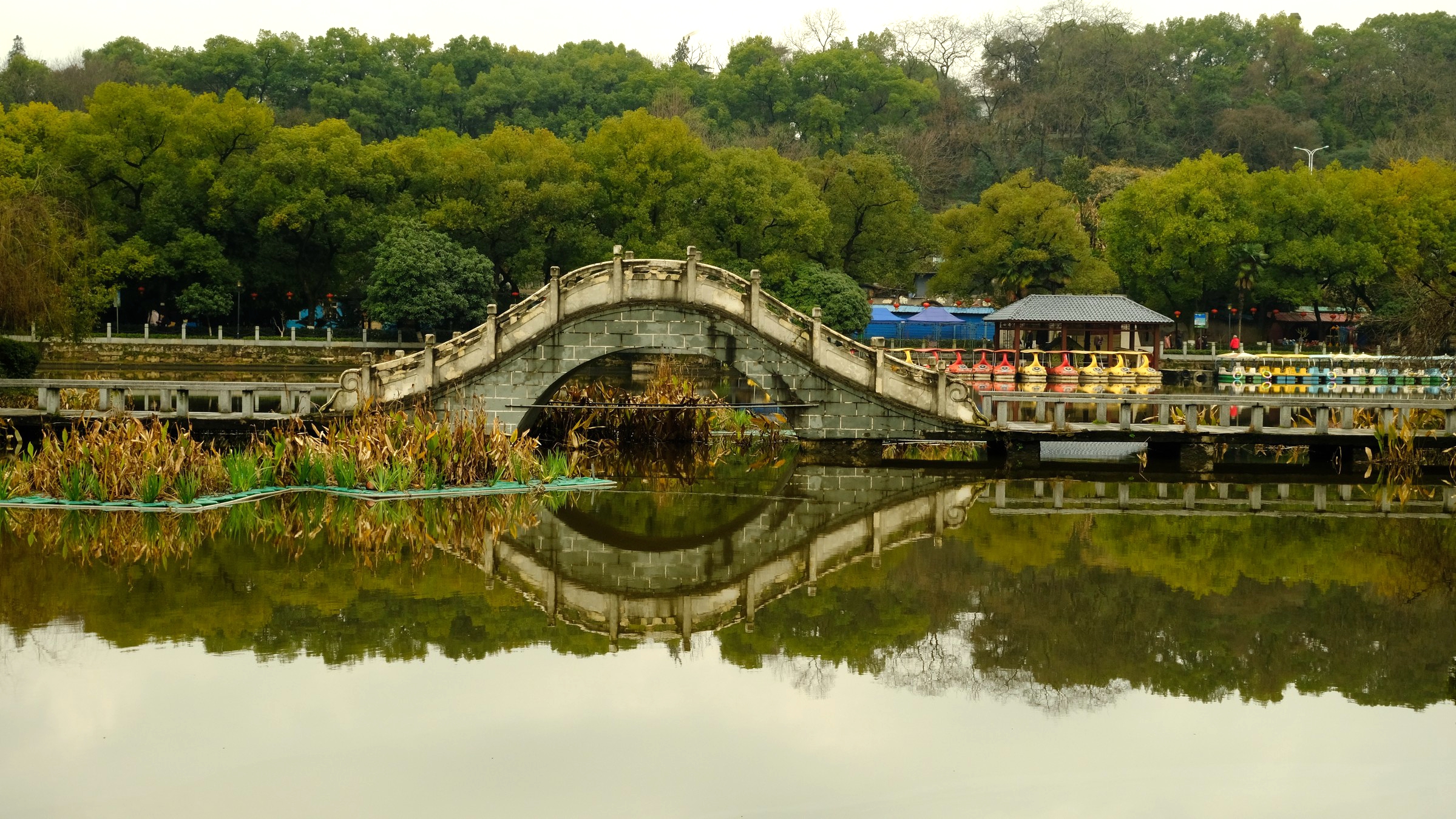 出公园,走不太远,是另外一座公园,雁峰公园.