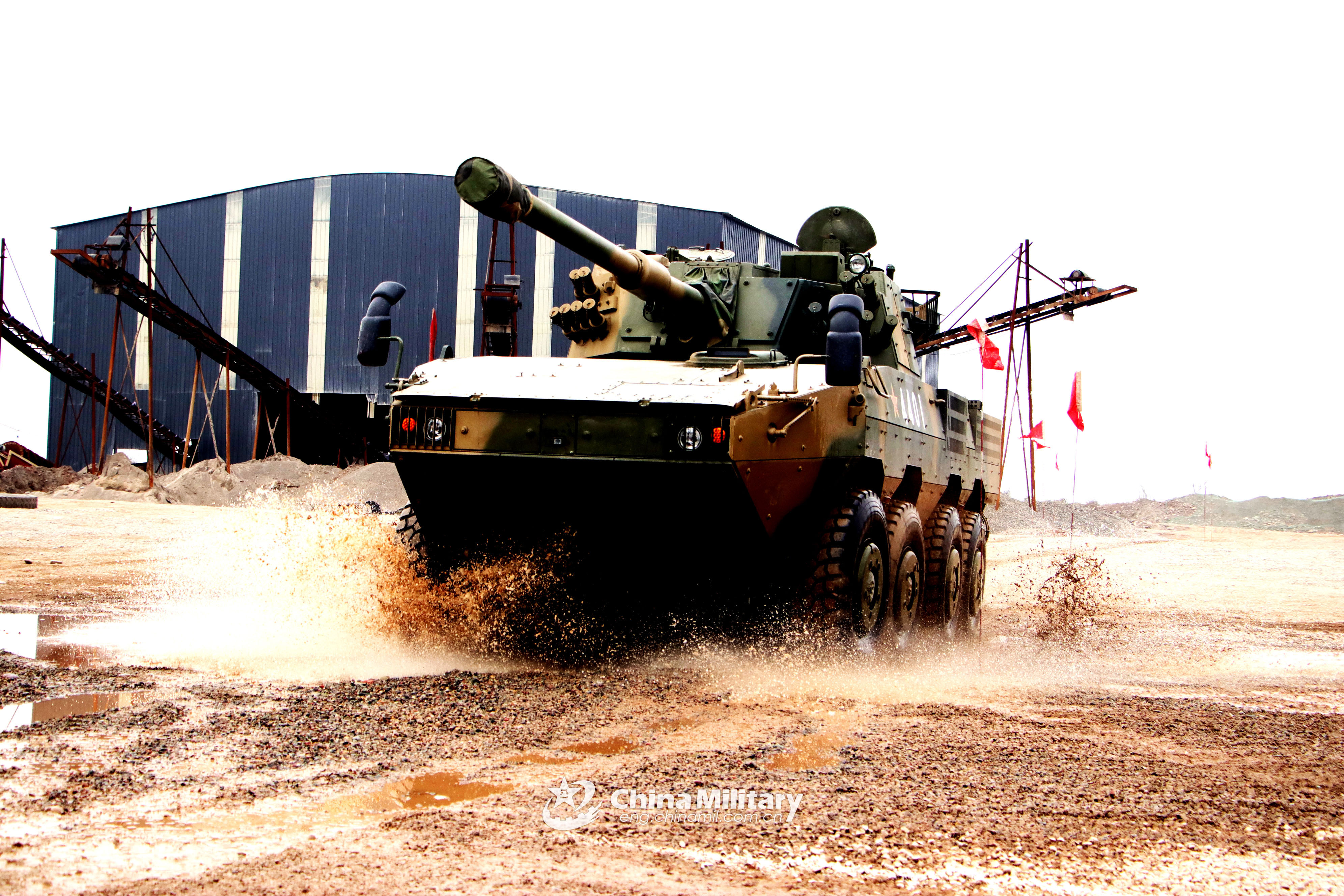 第77集团军某金刚钻旅合成四营在川渝腹地某训练场组织装甲车驾驶训练