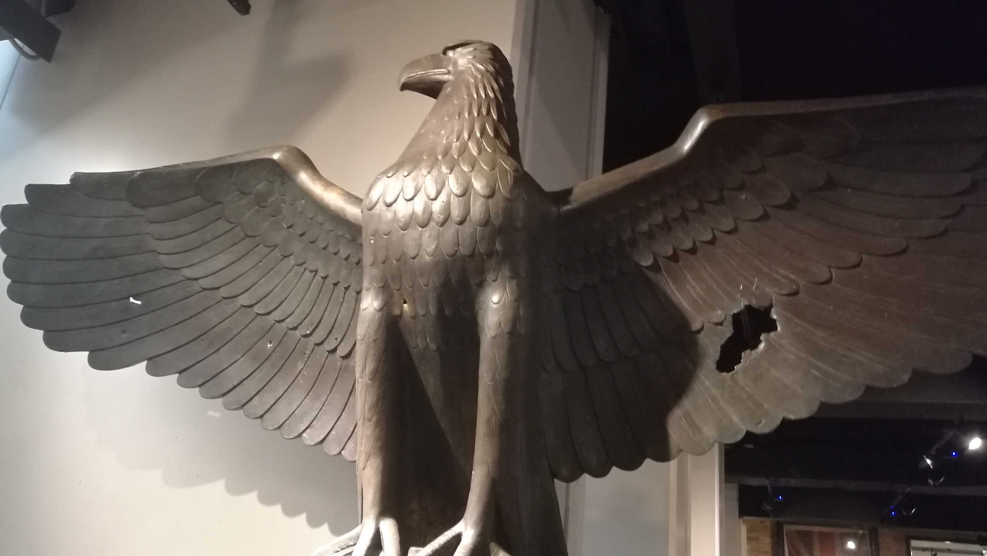 德三时期的帝国之鹰,纳粹党使用的党之鹰头是朝左的