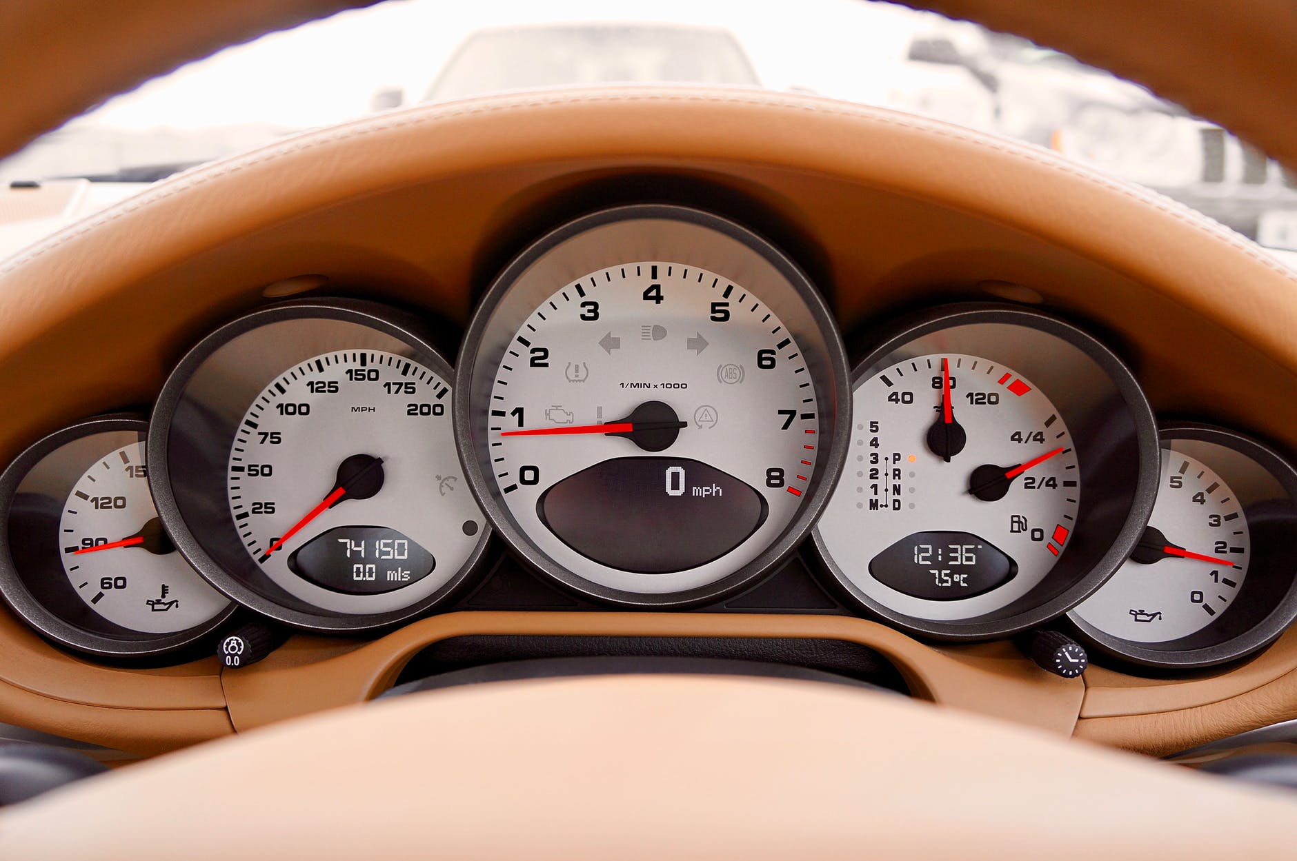 车主可以借助转速表做出更精准的驾驶判断,比如通过换挡让发动机转速