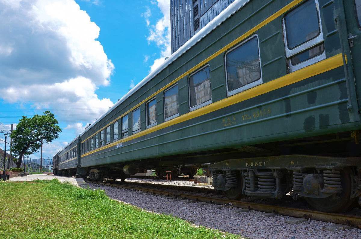 饮食周边游除了火车票便宜外,饮食并不会会比你所在的城市贵多少,而且