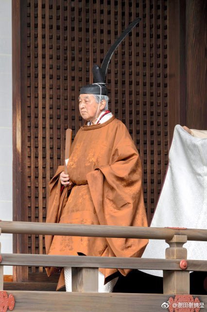 最后的黄袍:日本天皇的黄栌染御袍