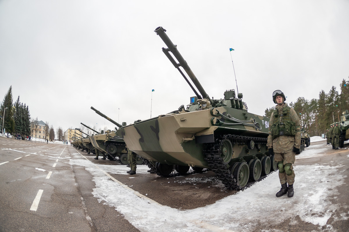 俄军空降部队装备最新bmd4m装甲车