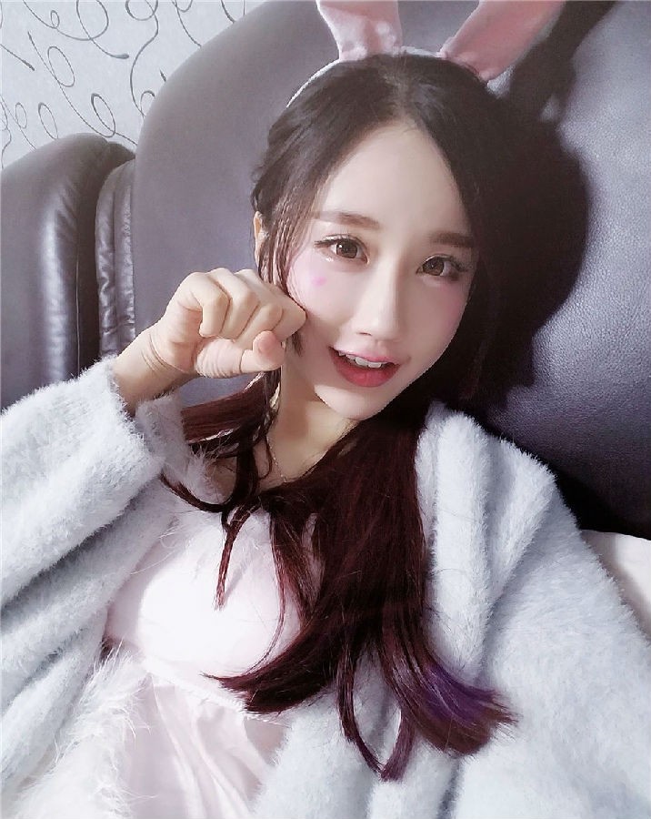 [美女] 轩子巨2兔自拍照