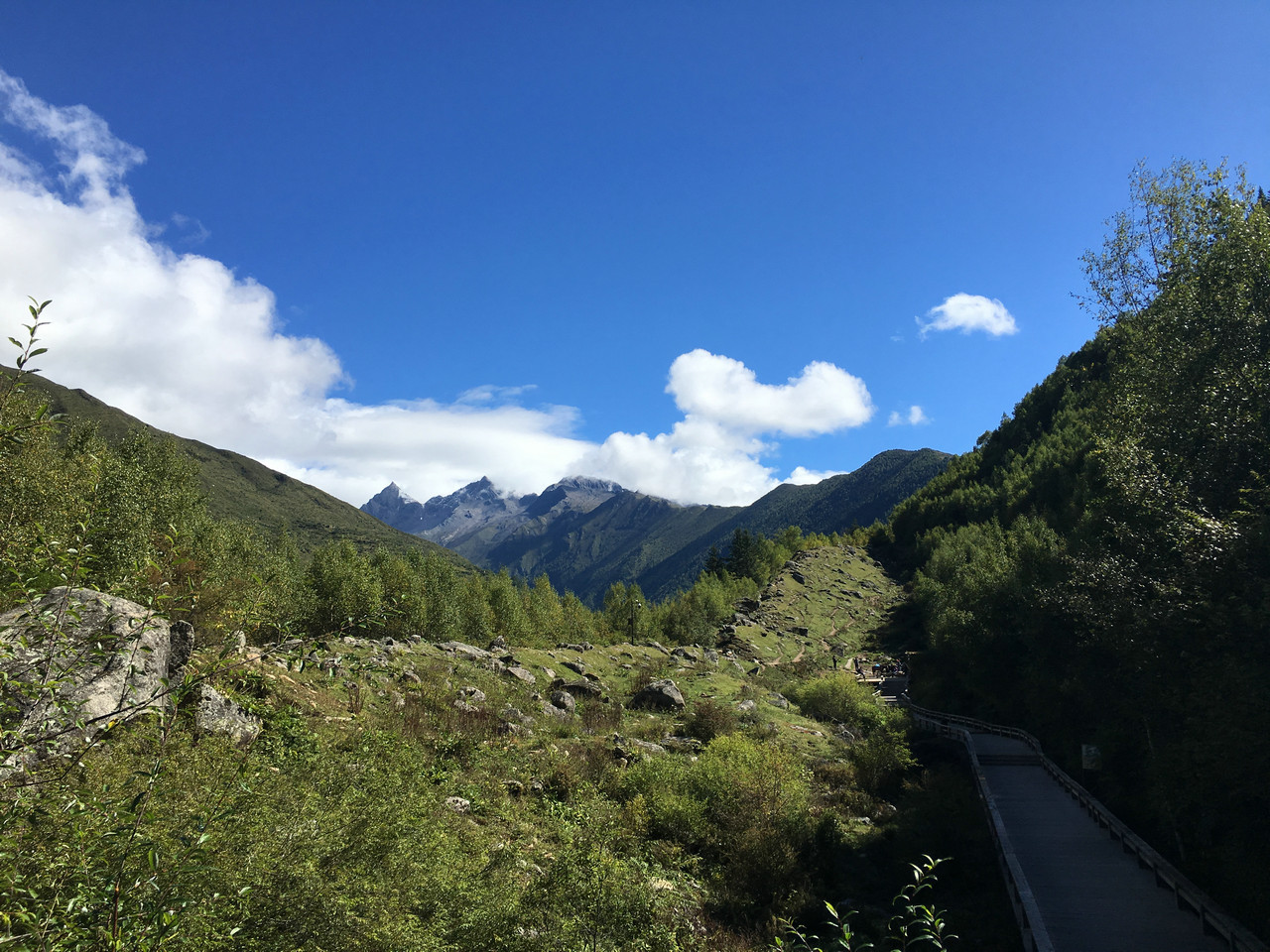 远处的山尖尖就是我们要登顶的地方