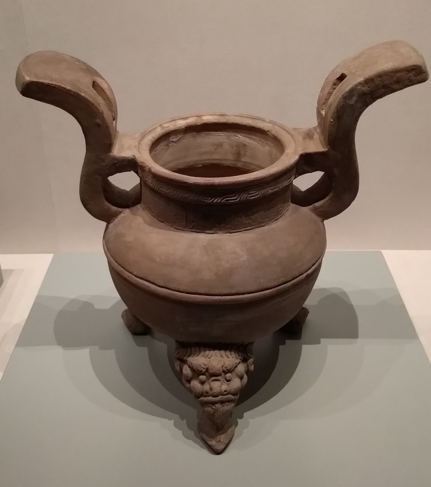 金银铁器此次的展品多出土于墓地,有金银器,陶器,瓷器,葬具,铜镜,壁画