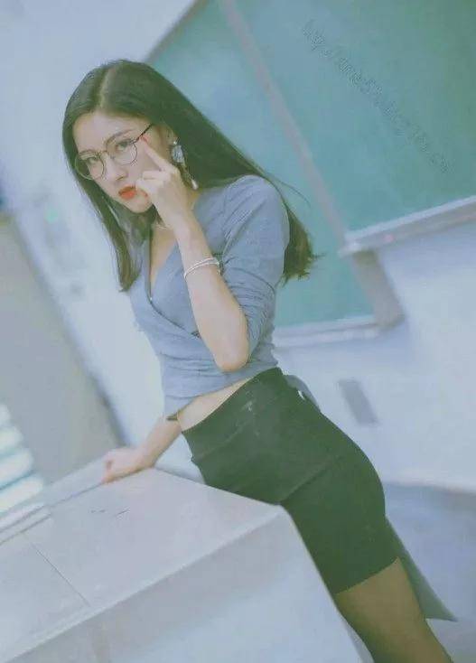 时尚穿搭性感女王范女老师撩的人心痒痒网友我也想要这样的老师