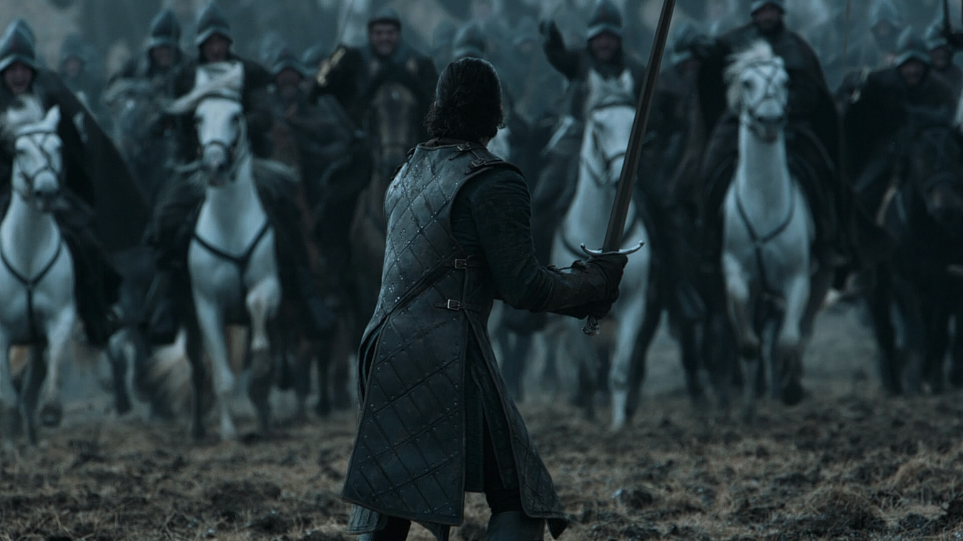 雪诺抽出瓦雷利亚钢所铸的佩剑"长爪",准备迎战面前如潮水般涌来的