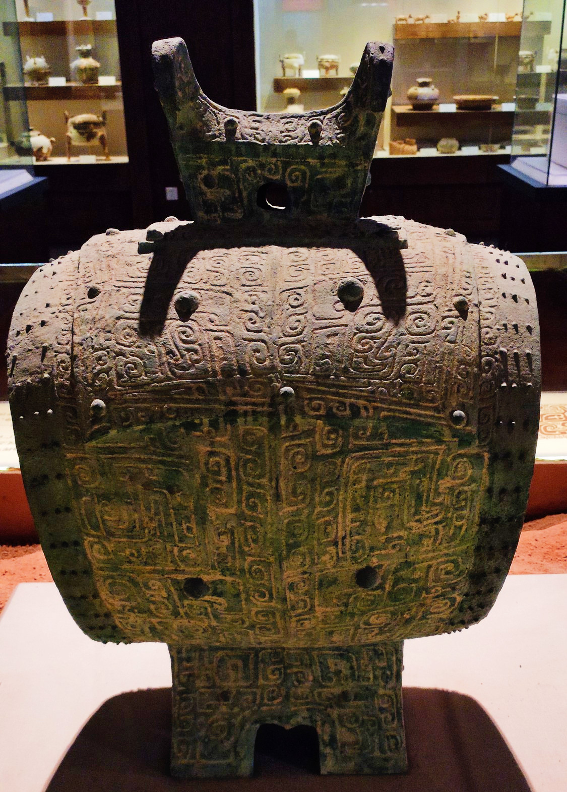 下面这件淳于也很有看头.器身上有四鱼纹,或许和阴阳的双鱼纹有联系.