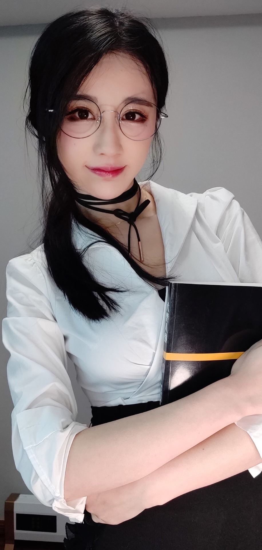 美女黑丝眼镜娘