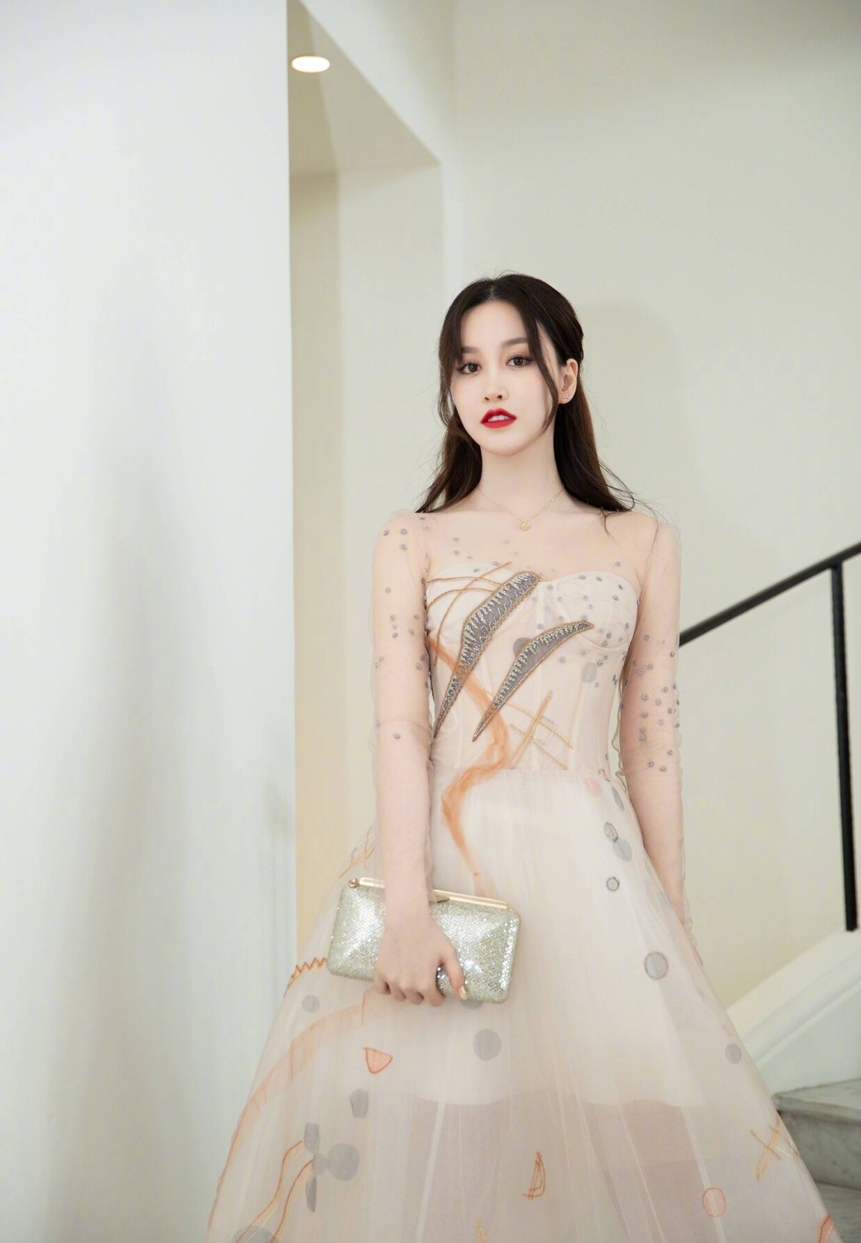 aab女友赵梦玥参加戛纳电影节走红毯惹争议粉丝网友对喷