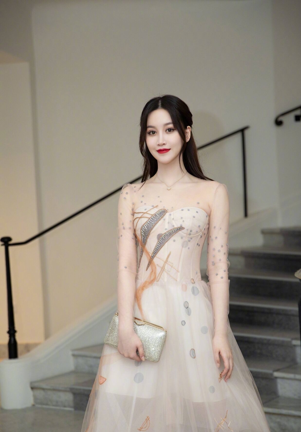 aab女友赵梦玥参加戛纳电影节走红毯惹争议粉丝网友对喷