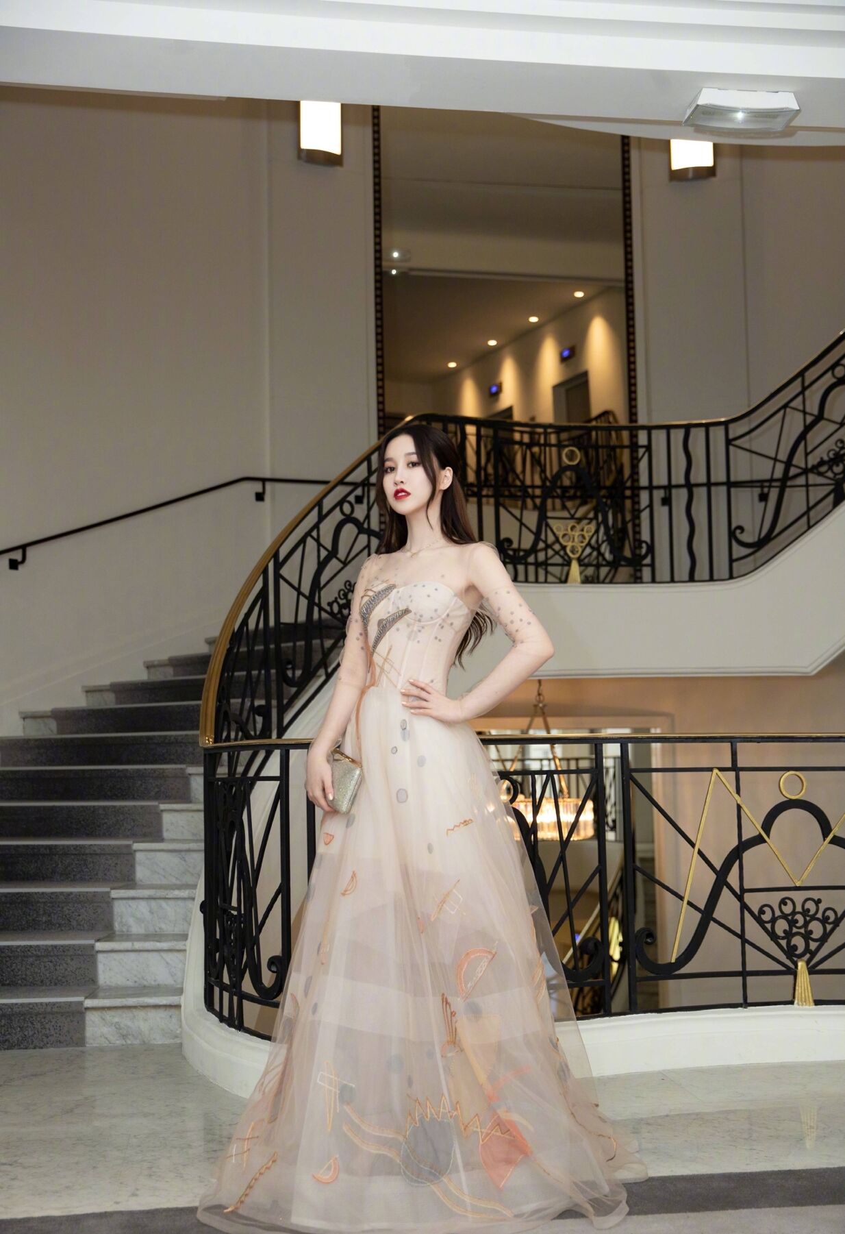 aab女友赵梦玥参加戛纳电影节走红毯惹争议粉丝网友对喷