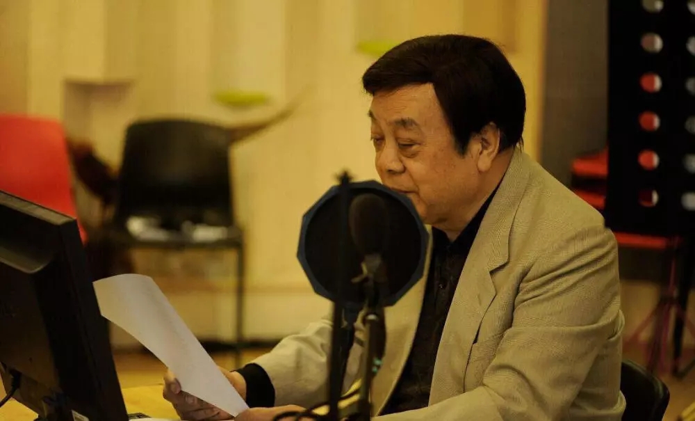 77岁赵忠祥现身公园大受欢迎年轻女粉丝求字求画争相合影