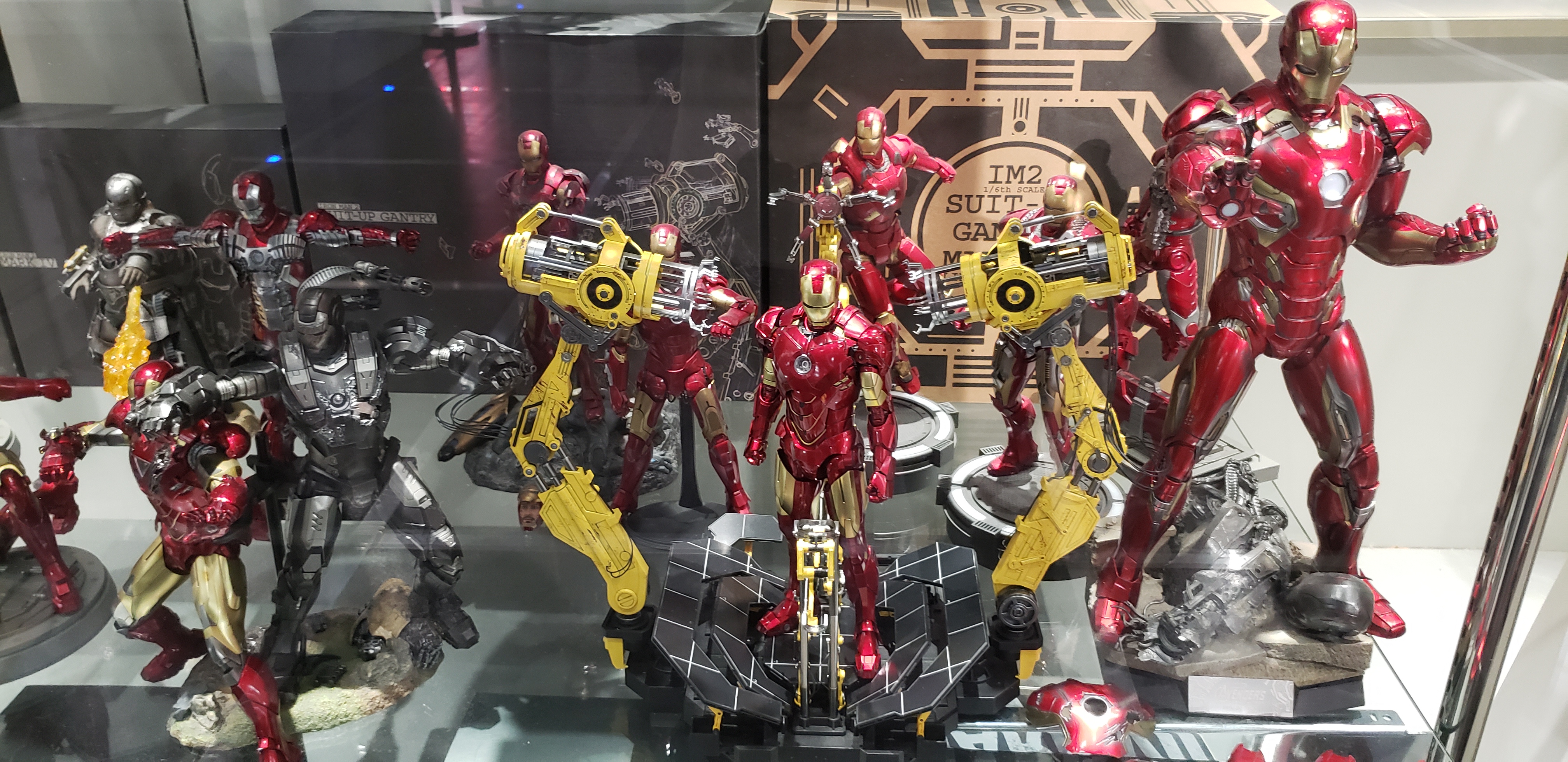 漫威站的展柜是最大的,各种型号的钢铁侠