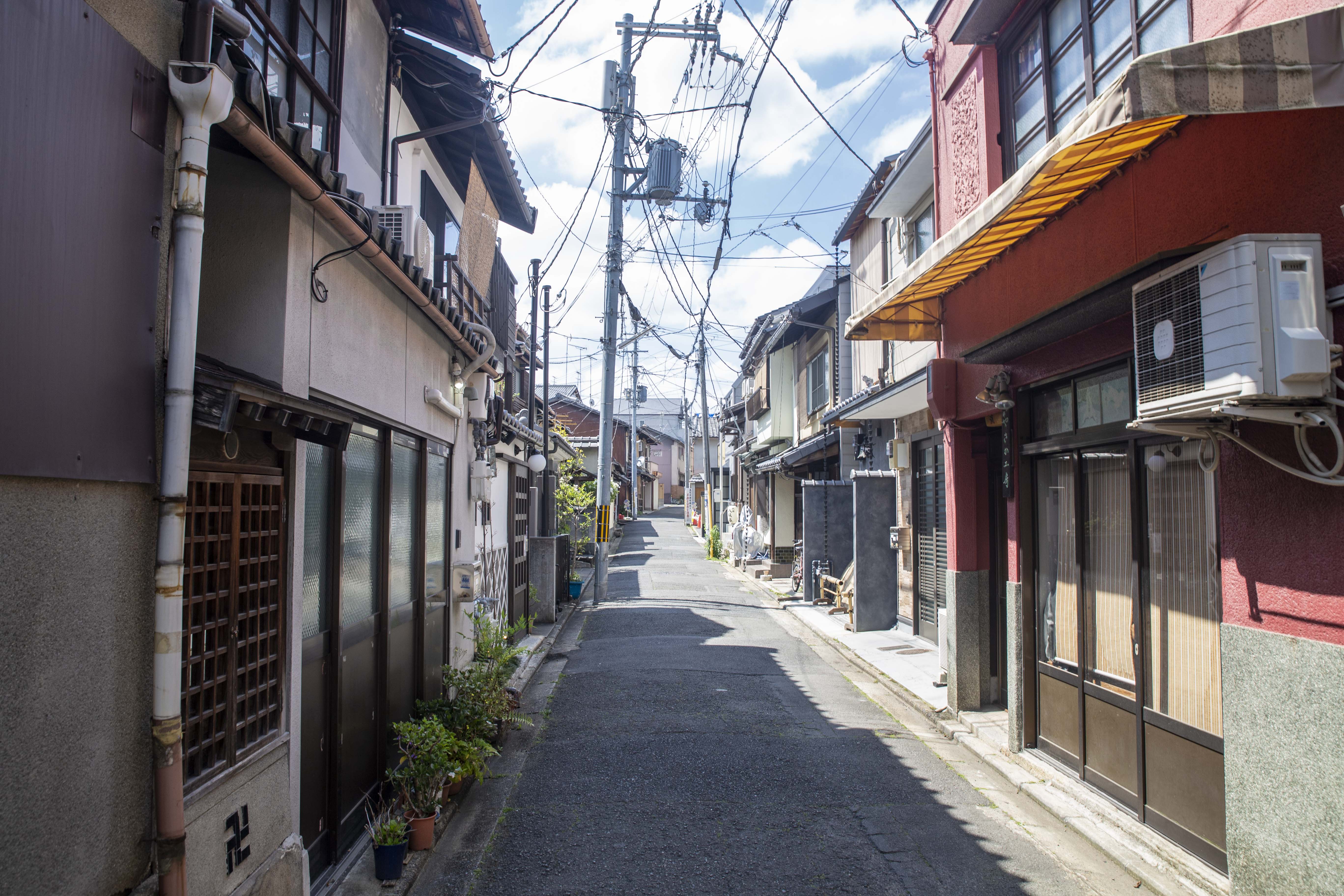 这里偏冷清了一些,除了核心的几条街道,到了晚上其他地方一片漆黑.