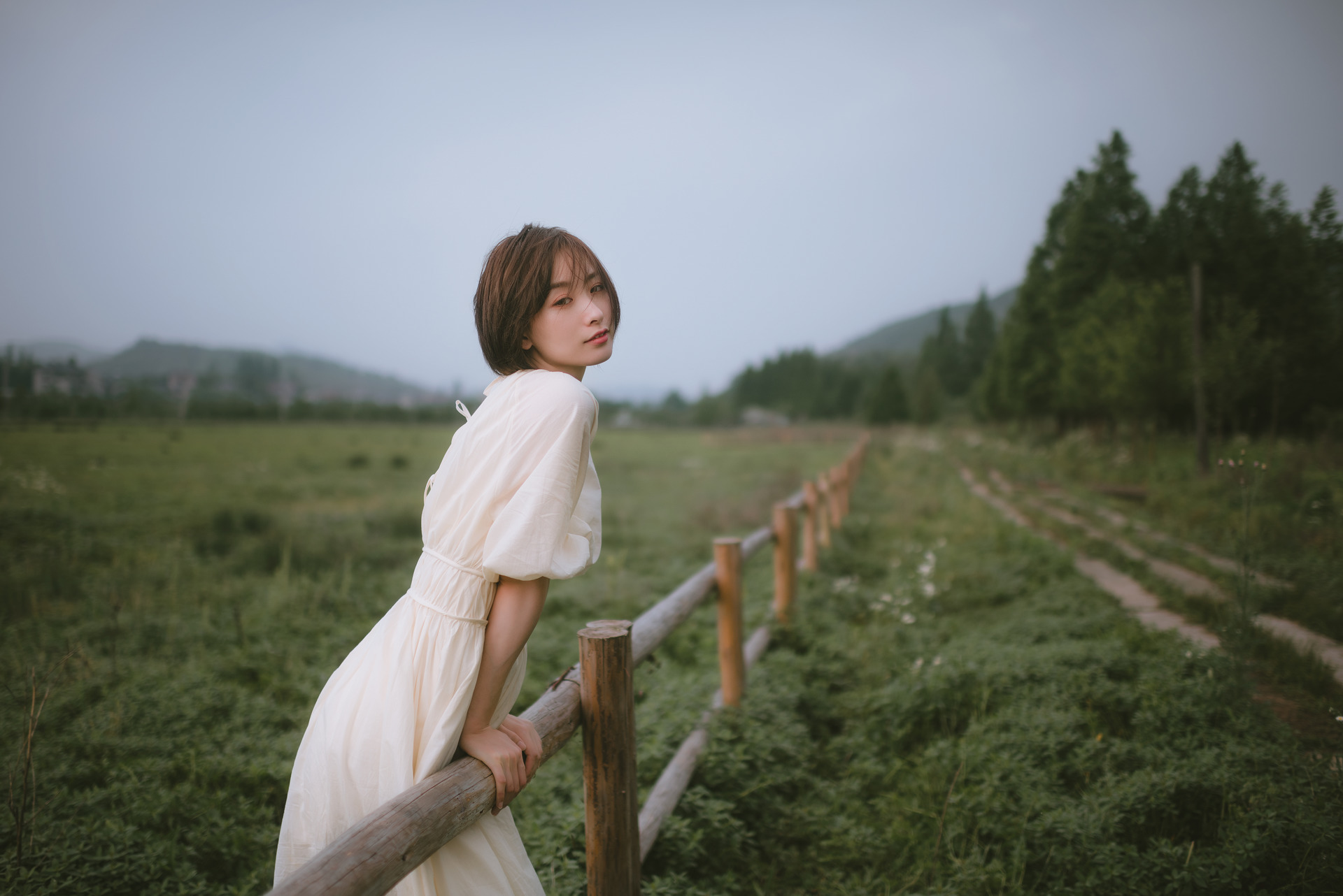 美女田园风白色长裙美女